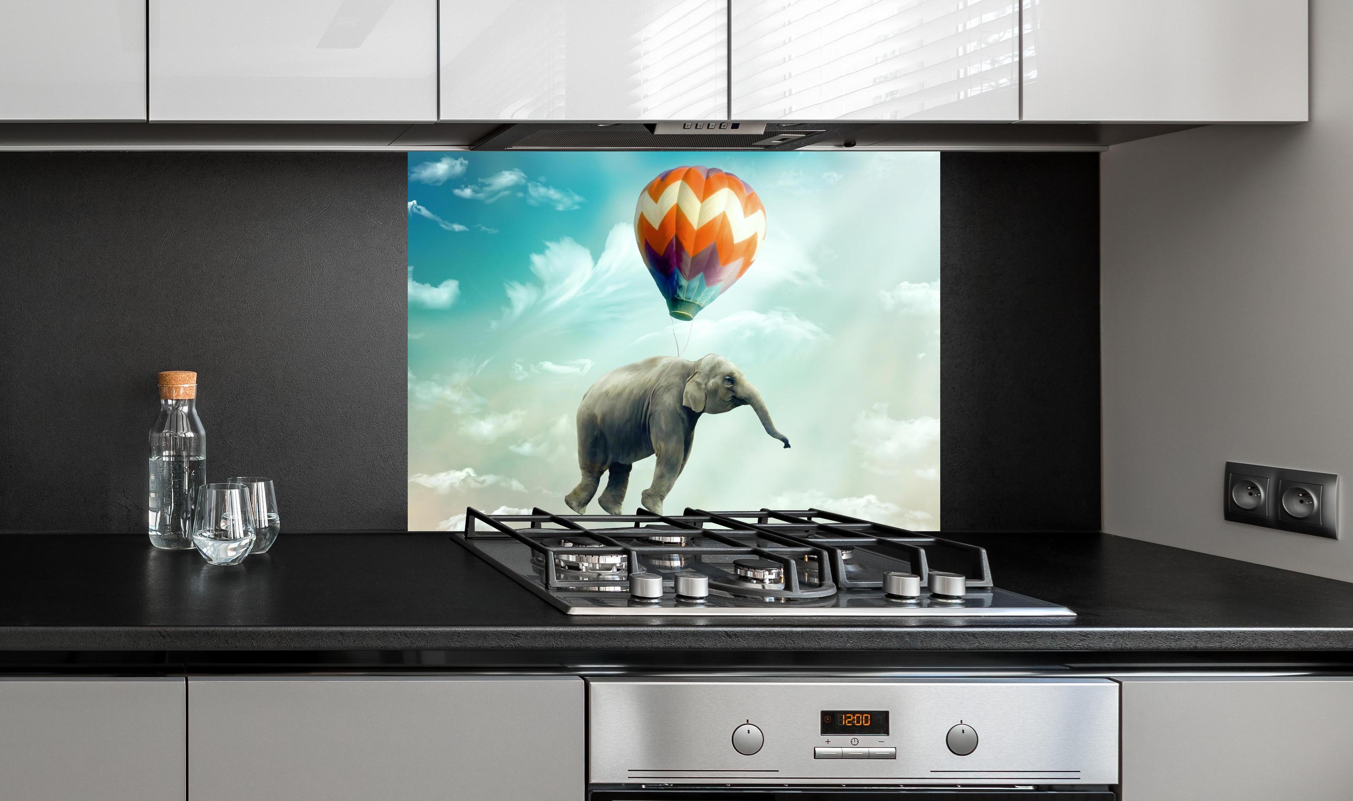 Spritzschutz - Unrealistische Darstellung  hinter einem Cerankochfeld zwischen Holz-Kochutensilien
