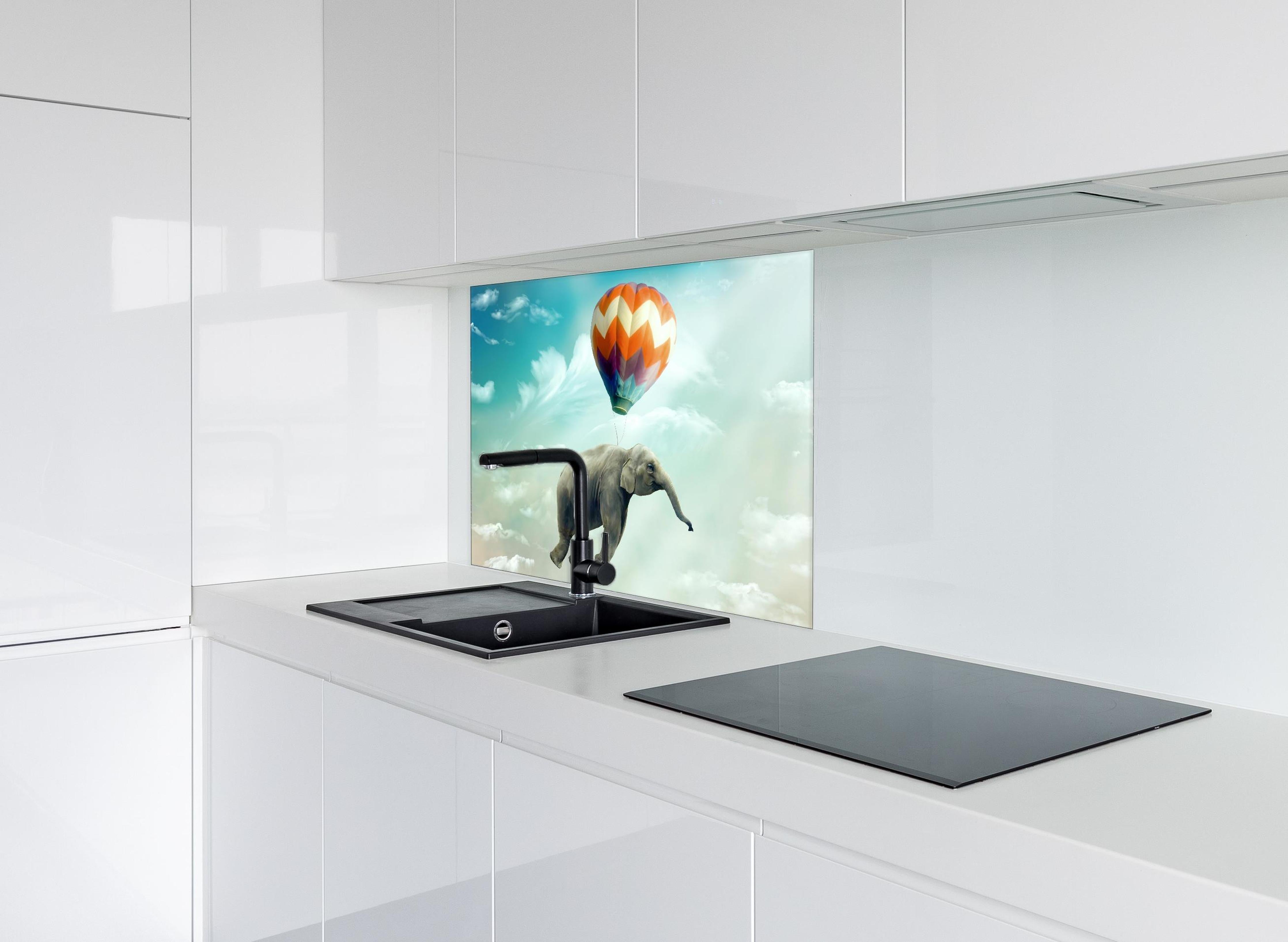 Spritzschutz - Unrealistische Darstellung  hinter einem Cerankochfeld zwischen Holz-Kochutensilien
