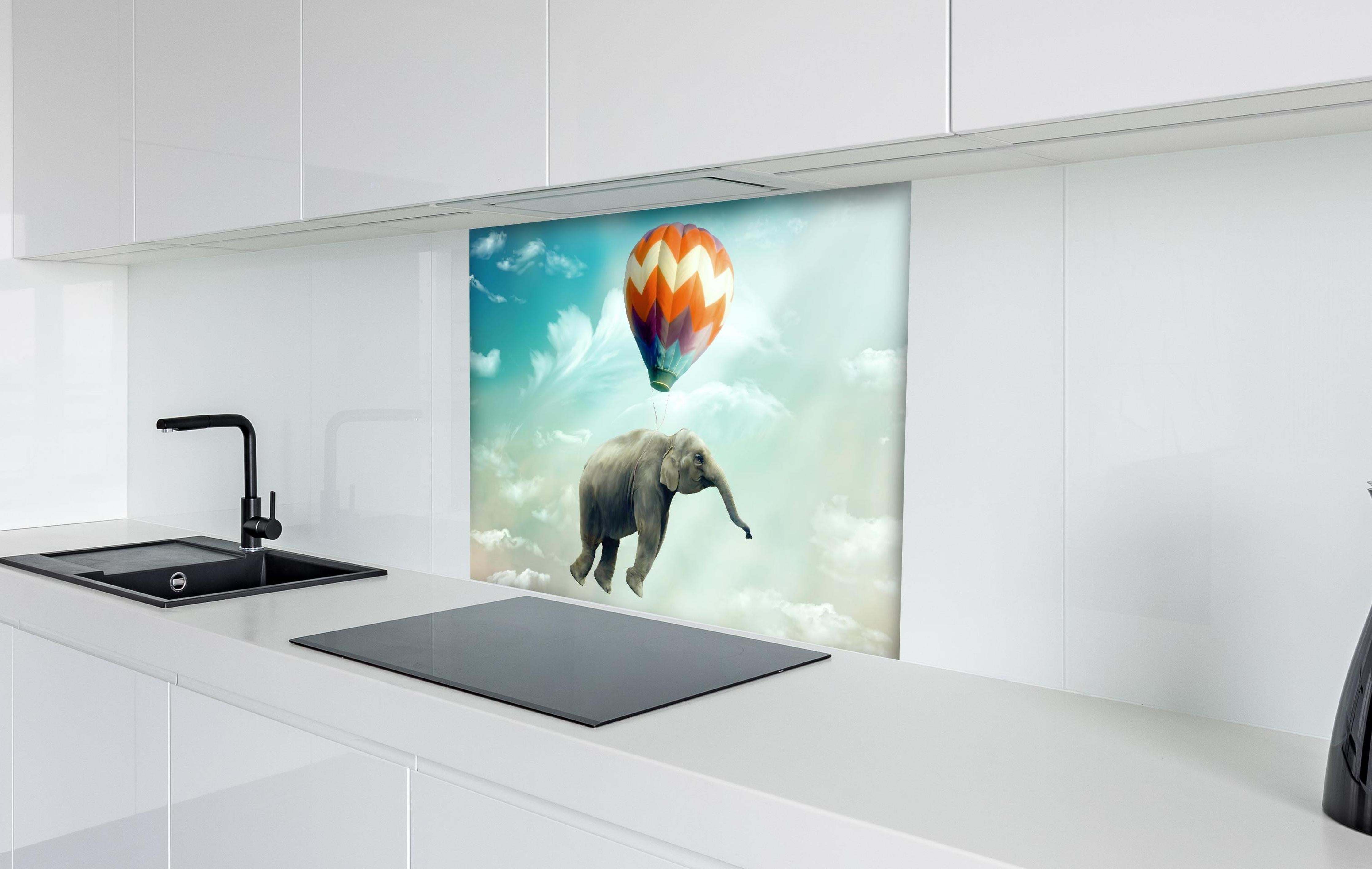 Spritzschutz - Unrealistische Darstellung  hinter einem Cerankochfeld zwischen Holz-Kochutensilien
