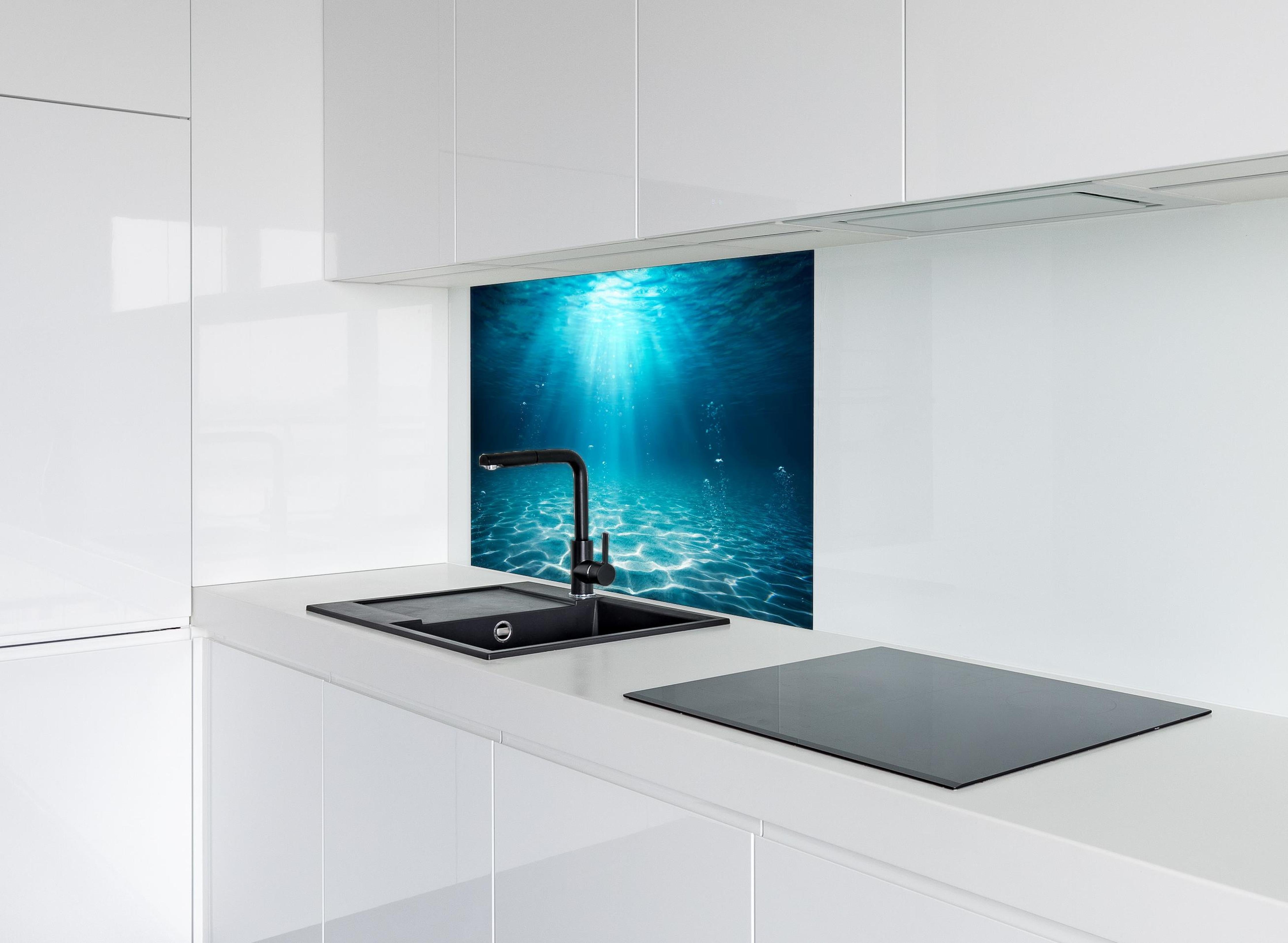 Spritzschutz - Unterwasser Blick - Ozean hinter einem Cerankochfeld zwischen Holz-Kochutensilien
