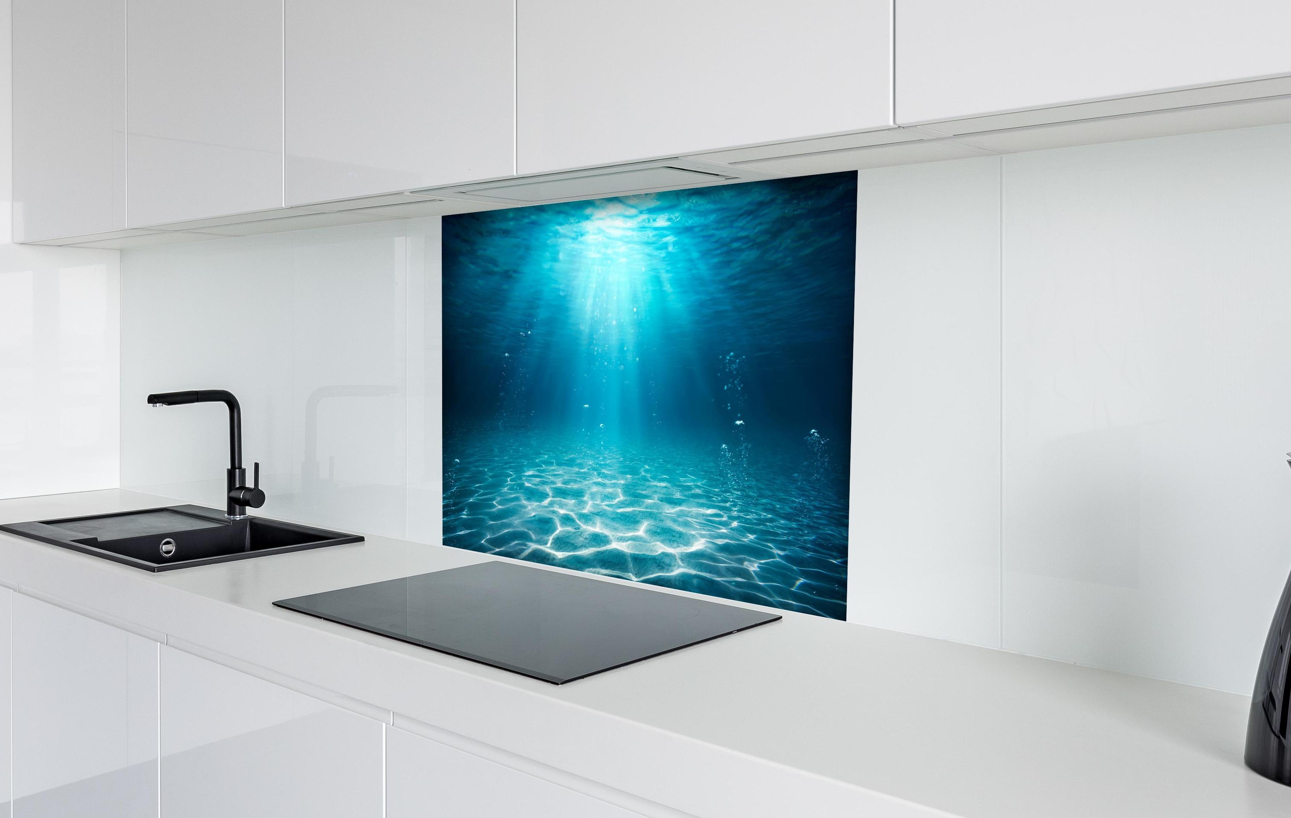 Spritzschutz - Unterwasser Blick - Ozean hinter einem Cerankochfeld zwischen Holz-Kochutensilien
