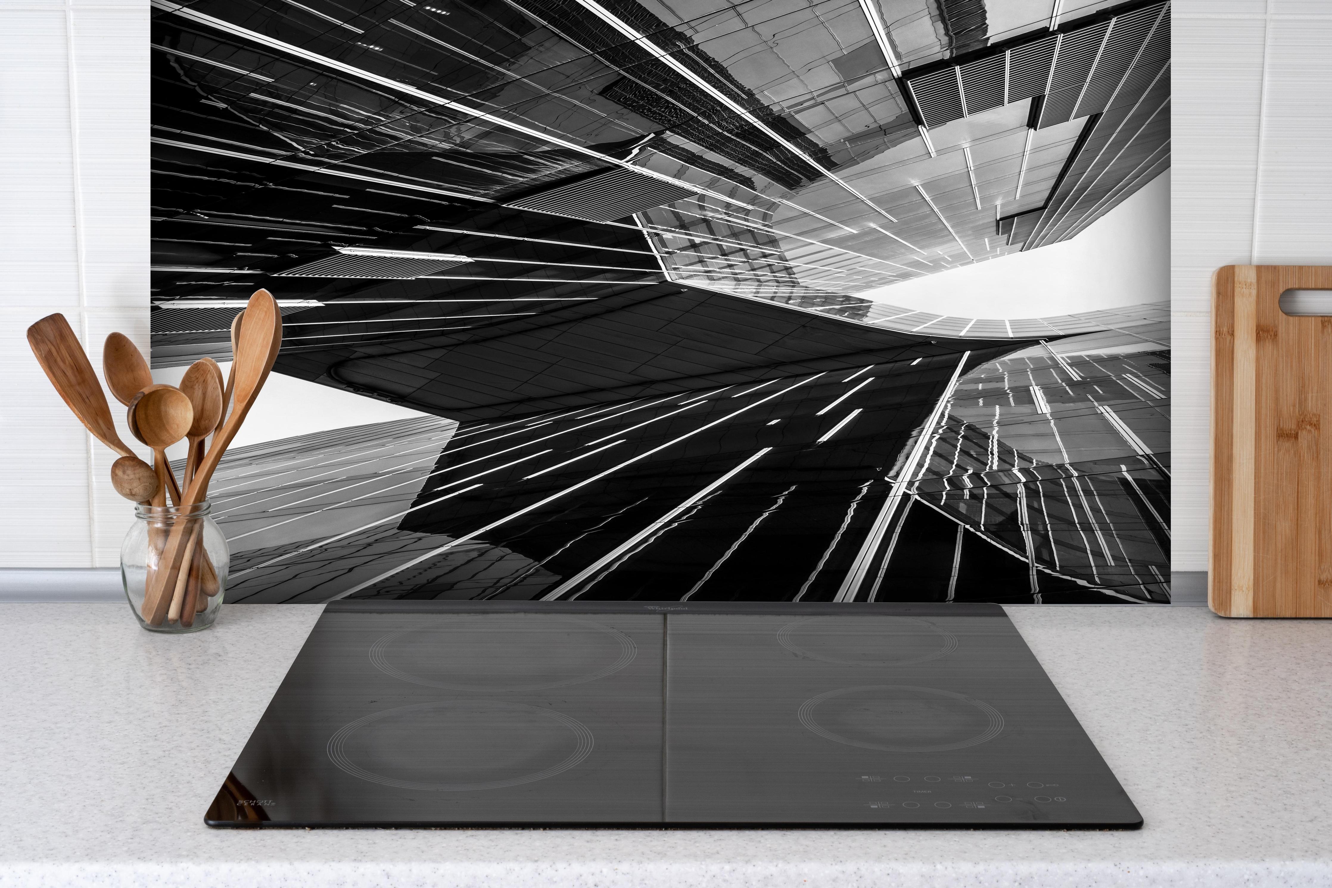 Spritzschutz - Urbaner Schwarz-Weiß Perspektivenblick hinter einem Cerankochfeld zwischen Holz-Kochutensilien
