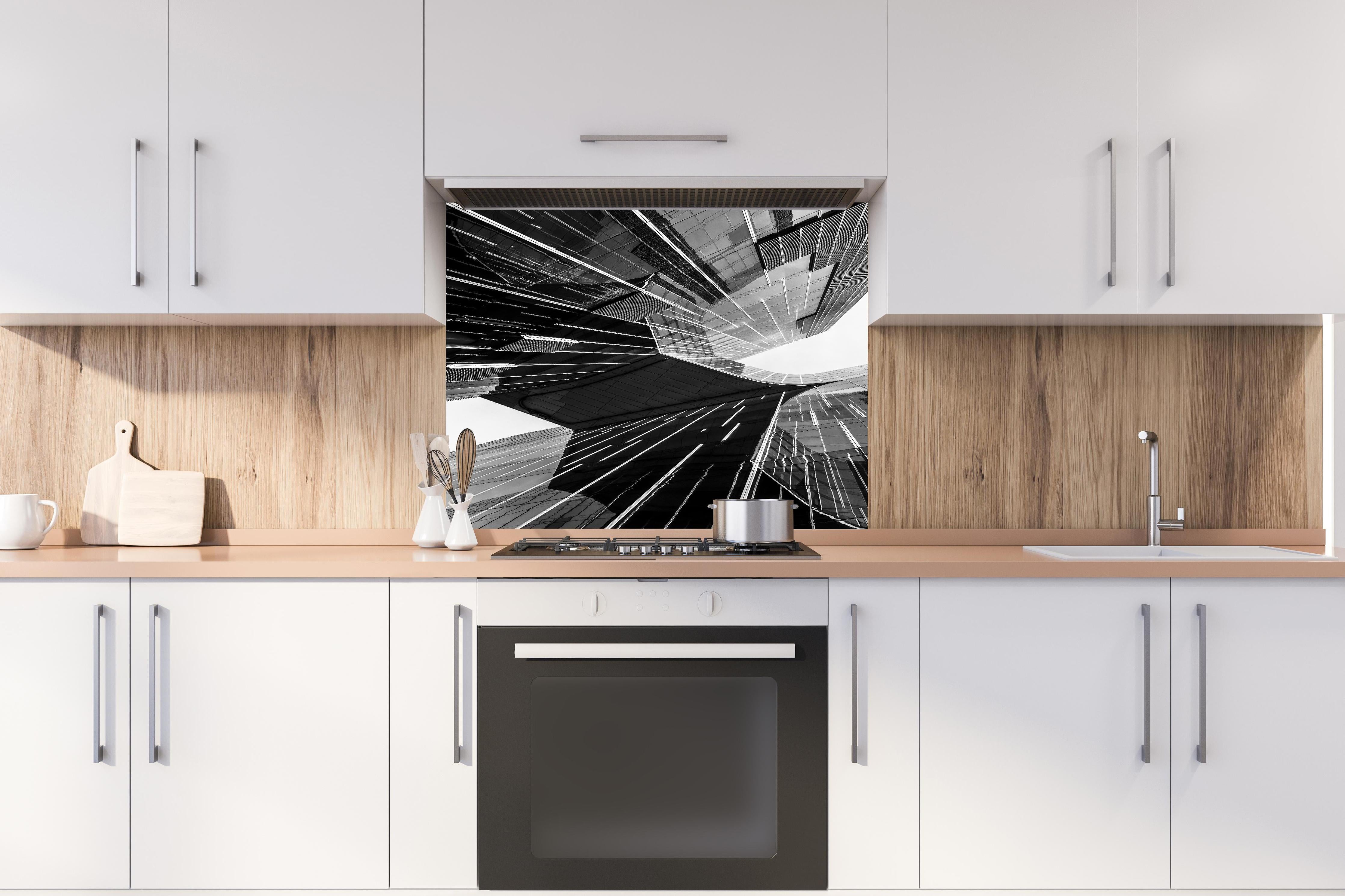 Spritzschutz - Urbaner Schwarz-Weiß Perspektivenblick hinter einem Cerankochfeld zwischen Holz-Kochutensilien

