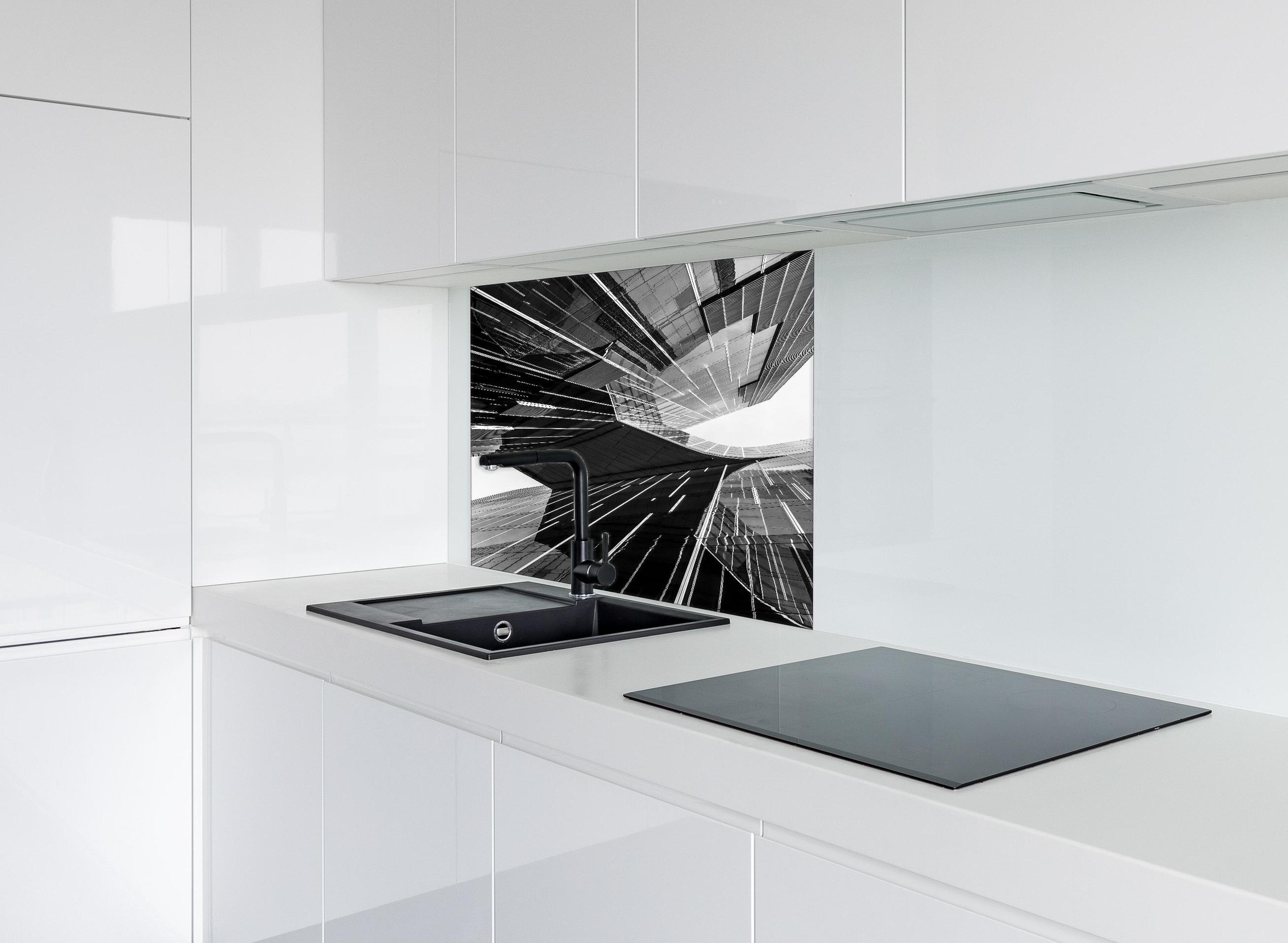 Spritzschutz - Urbaner Schwarz-Weiß Perspektivenblick hinter einem Cerankochfeld zwischen Holz-Kochutensilien
