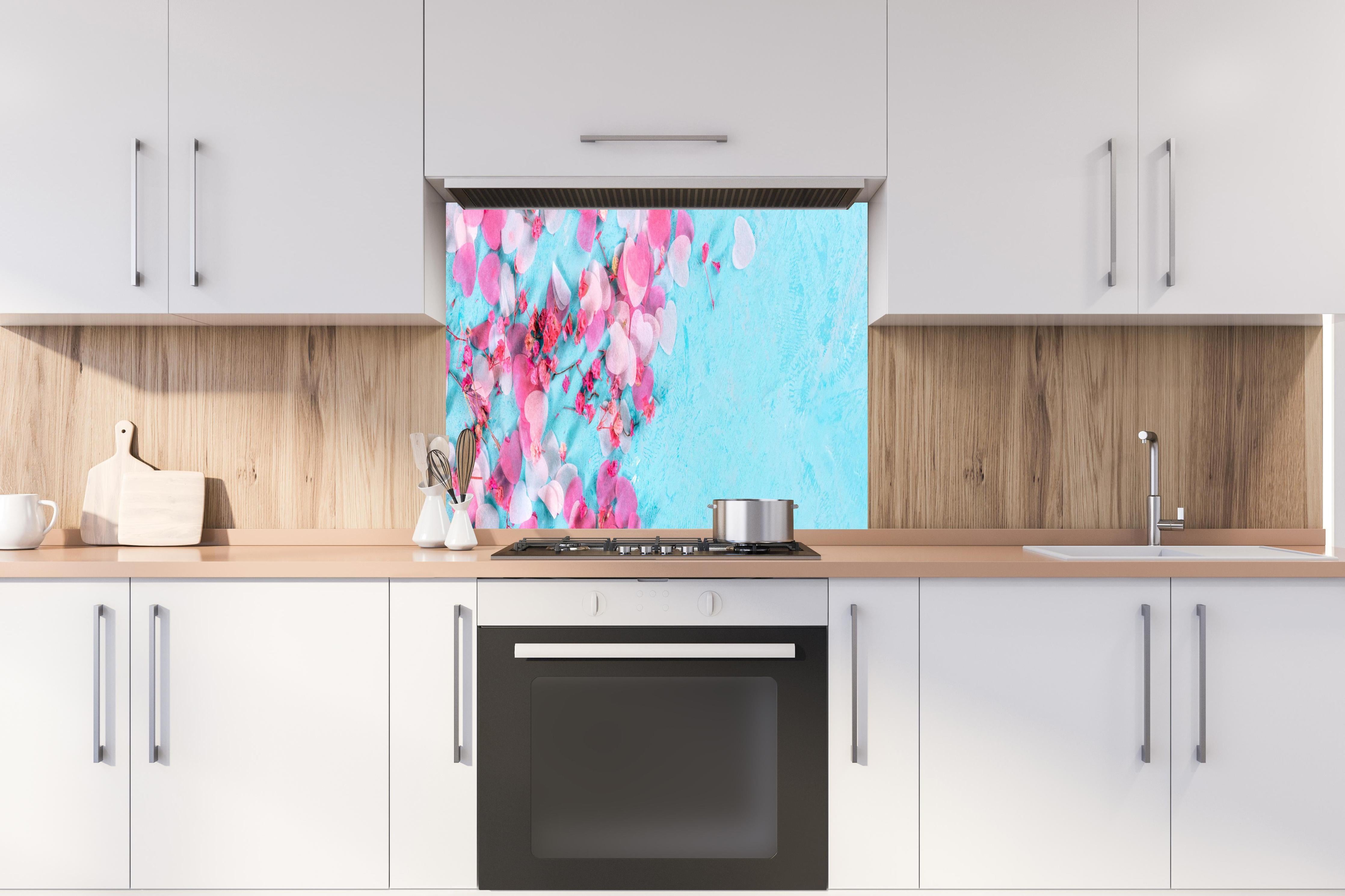 Spritzschutz - Valentinstag Herzen Blumen Blauer Hintergrund hinter einem Cerankochfeld zwischen Holz-Kochutensilien
