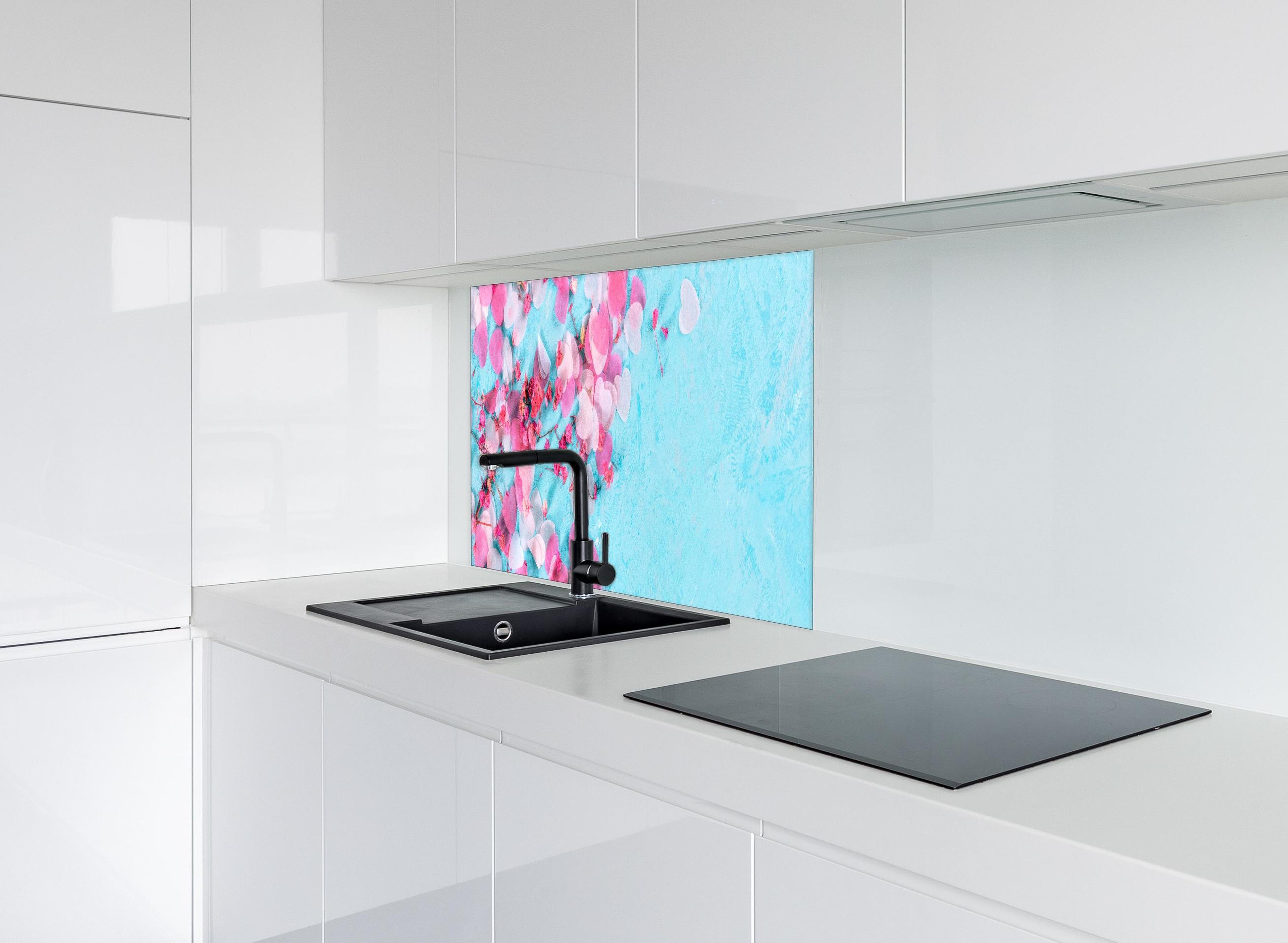 Spritzschutz - Valentinstag Herzen Blumen Blauer Hintergrund hinter einem Cerankochfeld zwischen Holz-Kochutensilien
