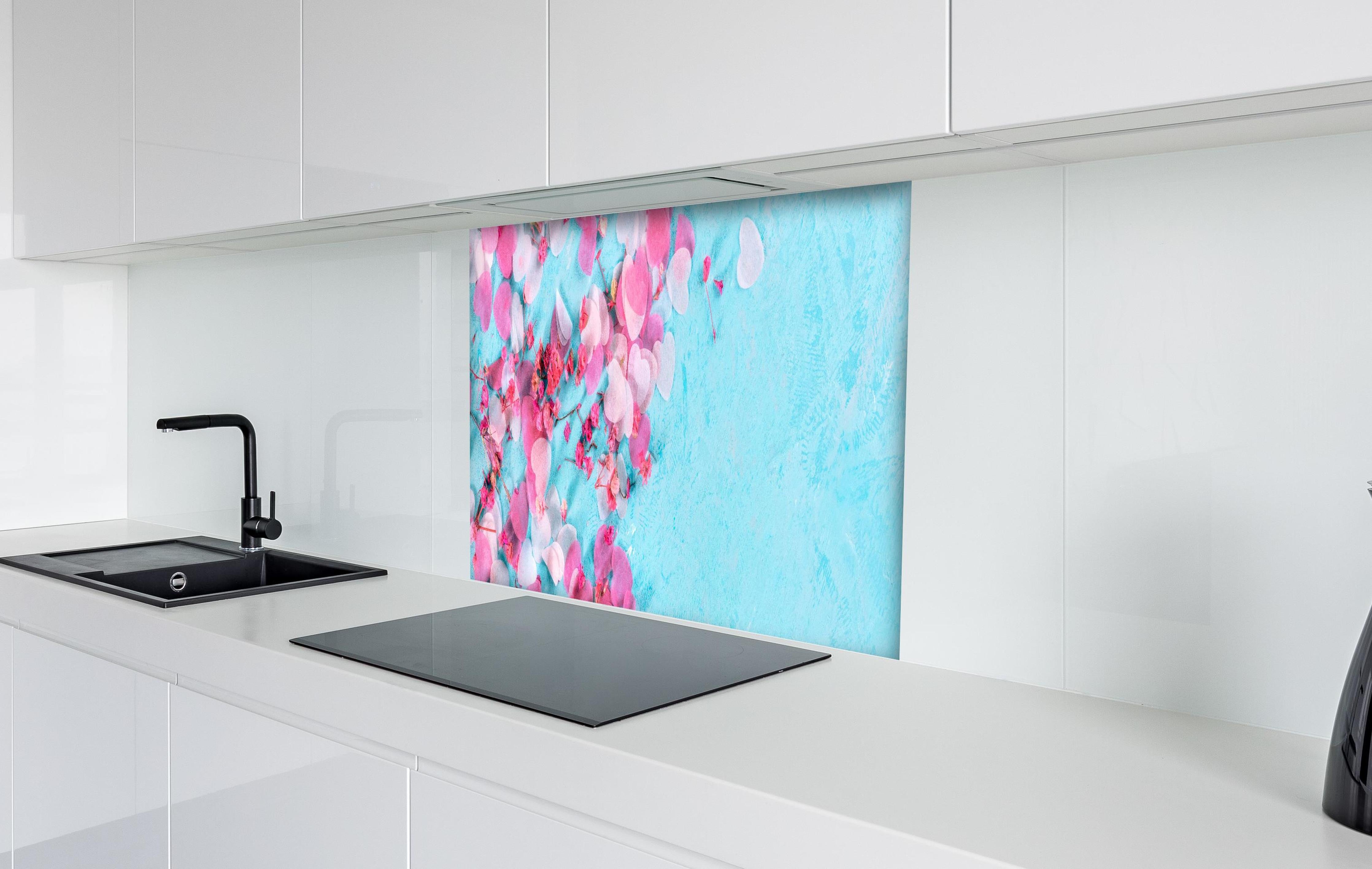 Spritzschutz - Valentinstag Herzen Blumen Blauer Hintergrund hinter einem Cerankochfeld zwischen Holz-Kochutensilien
