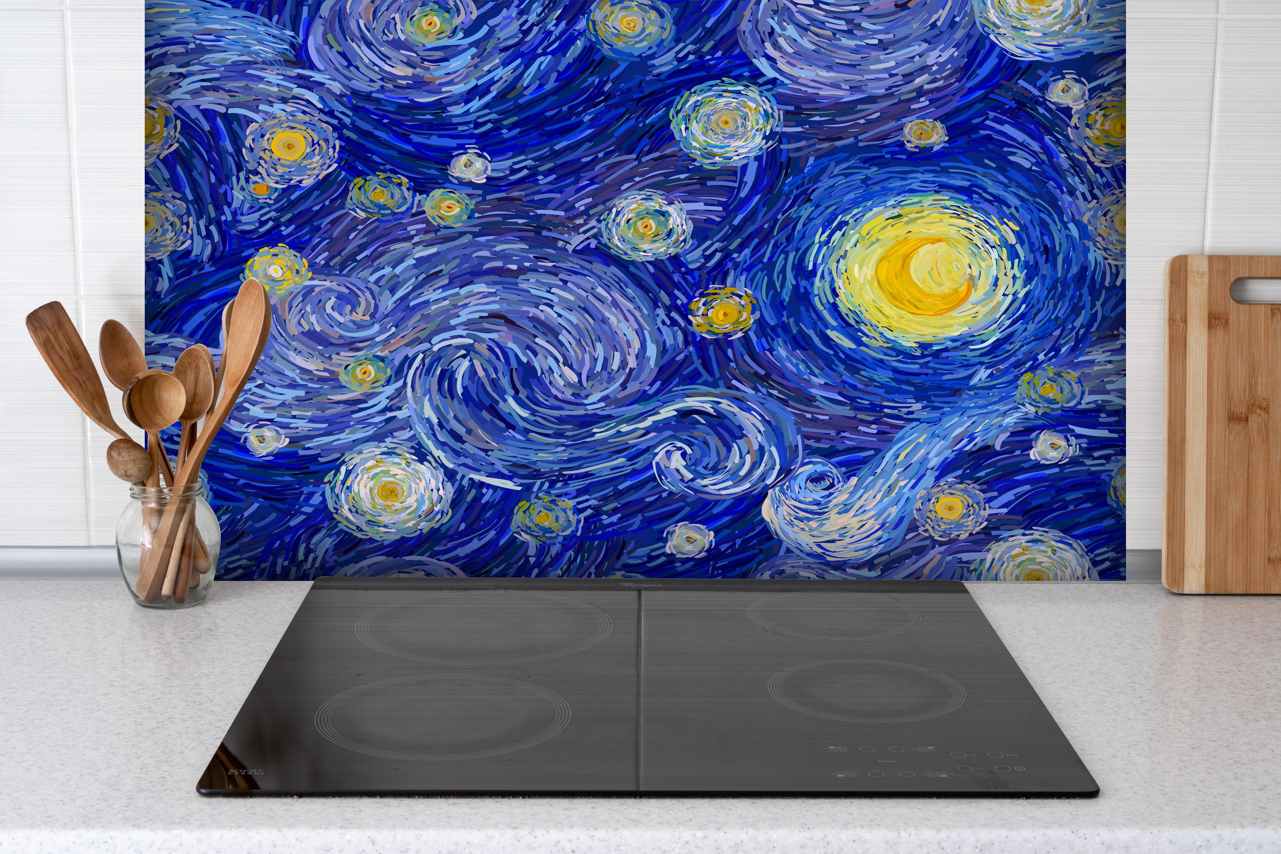 Spritzschutz - Van Gogh Starry Night Druck Blau Gelb hinter einem Cerankochfeld zwischen Holz-Kochutensilien
