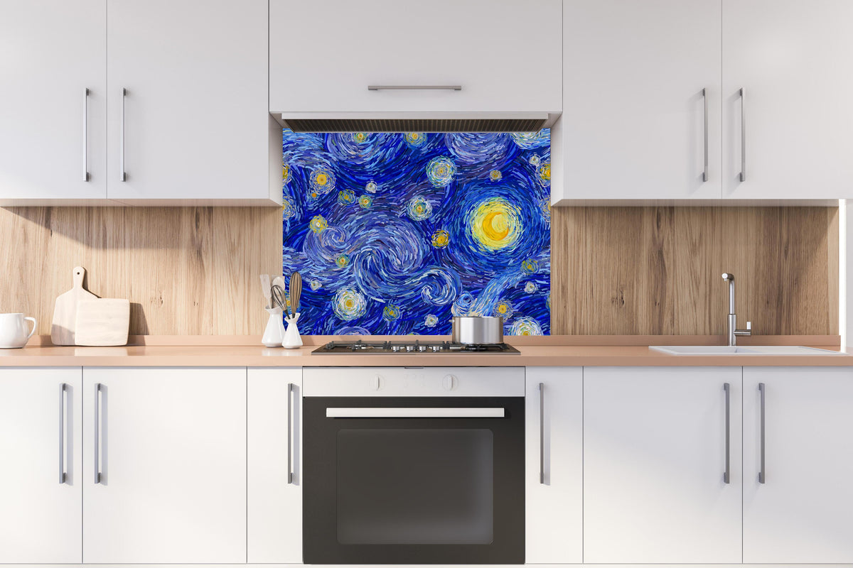 Spritzschutz - Van Gogh Starry Night Druck Blau Gelb hinter einem Cerankochfeld zwischen Holz-Kochutensilien
