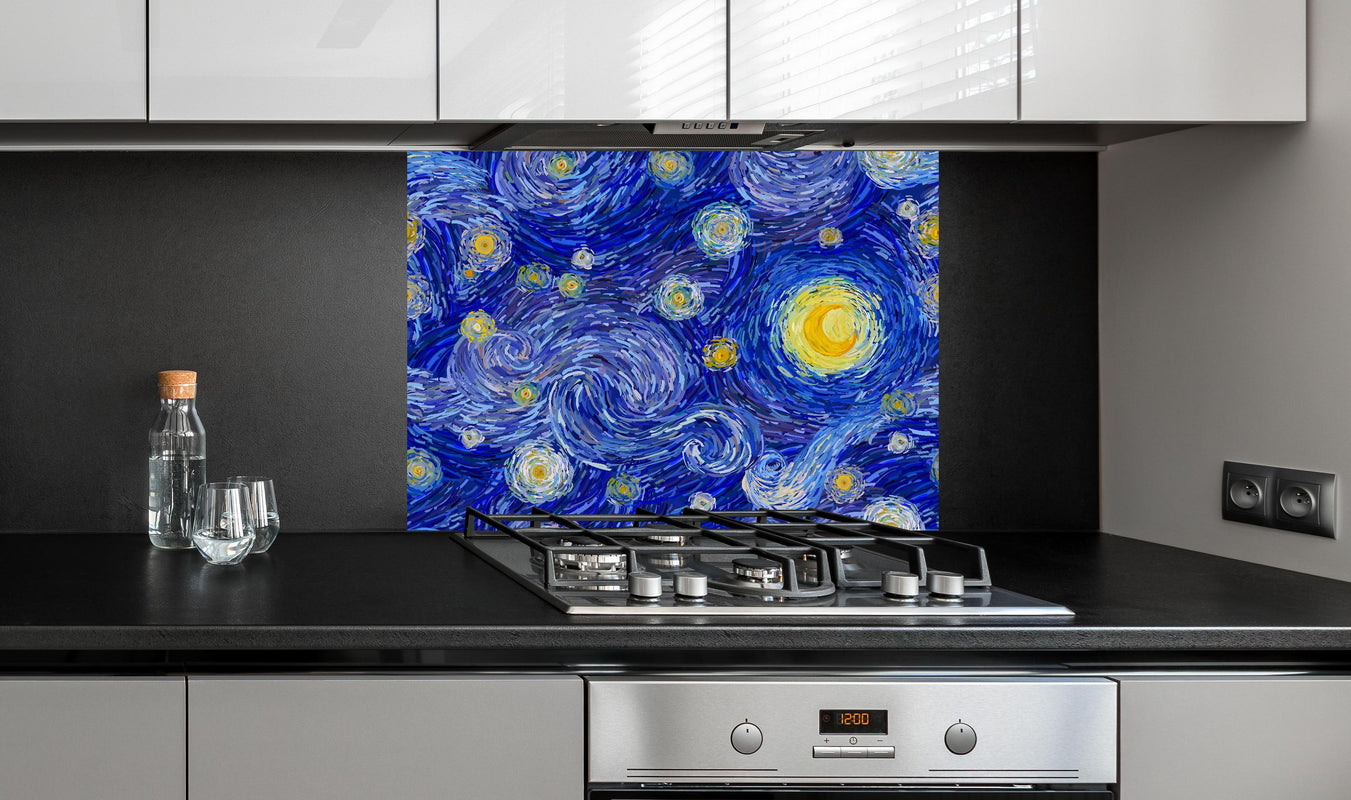 Spritzschutz - Van Gogh Starry Night Druck Blau Gelb hinter einem Cerankochfeld zwischen Holz-Kochutensilien
