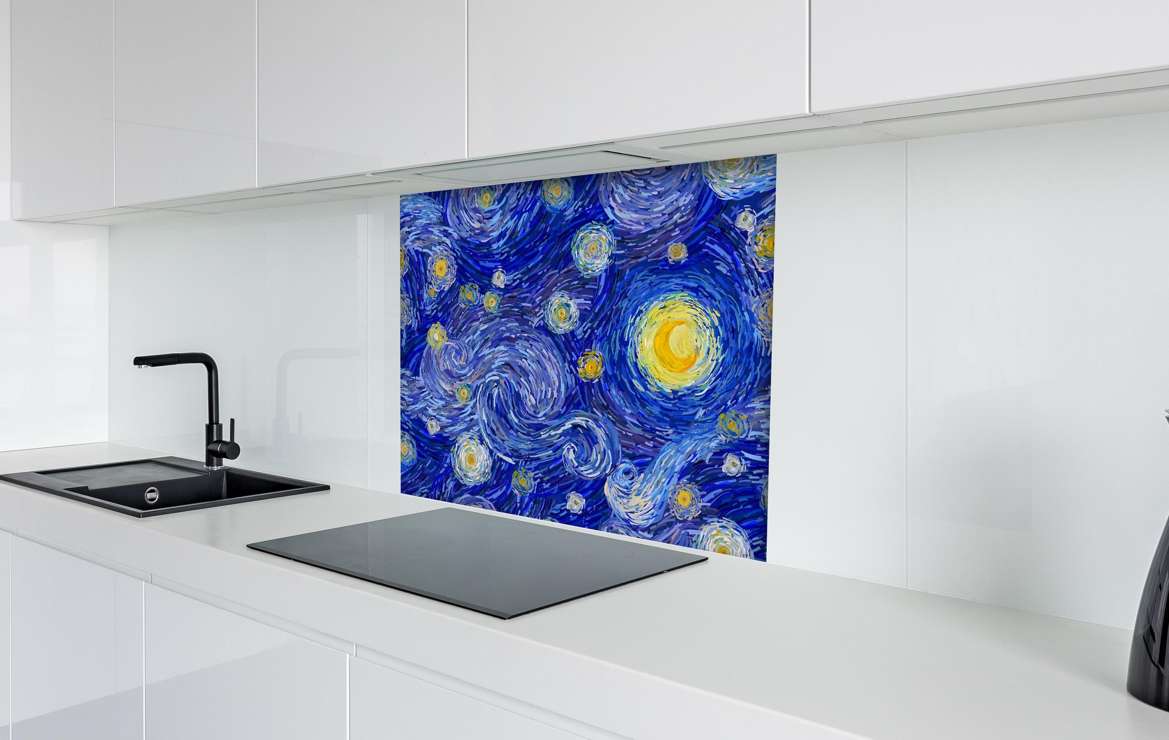 Spritzschutz - Van Gogh Starry Night Druck Blau Gelb hinter einem Cerankochfeld zwischen Holz-Kochutensilien
