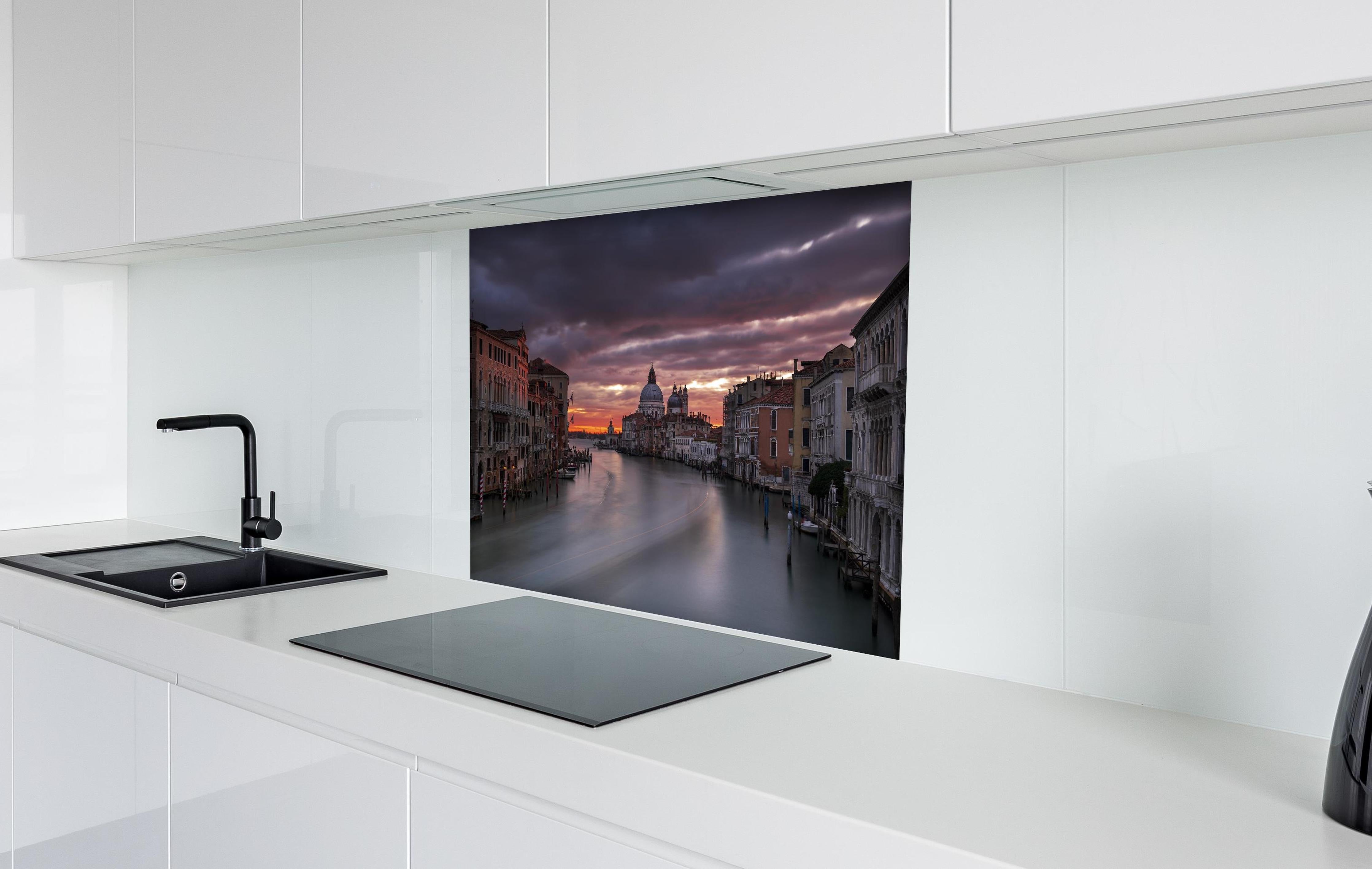 Spritzschutz - Venedig - Sonnenaufgang hinter einem Cerankochfeld zwischen Holz-Kochutensilien
