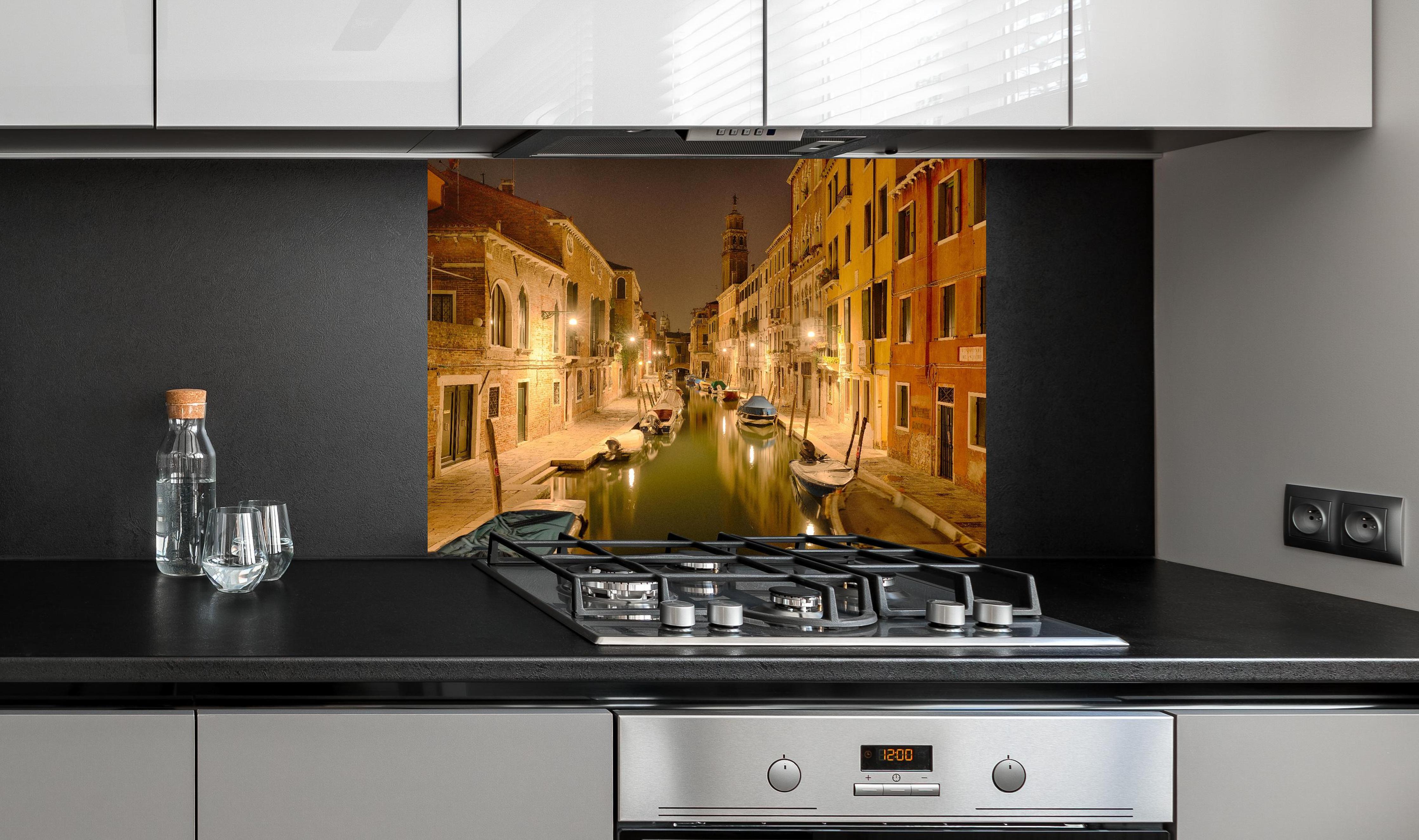 Spritzschutz - Venedig - Venezia in Nacht 1 hinter einem Cerankochfeld zwischen Holz-Kochutensilien
