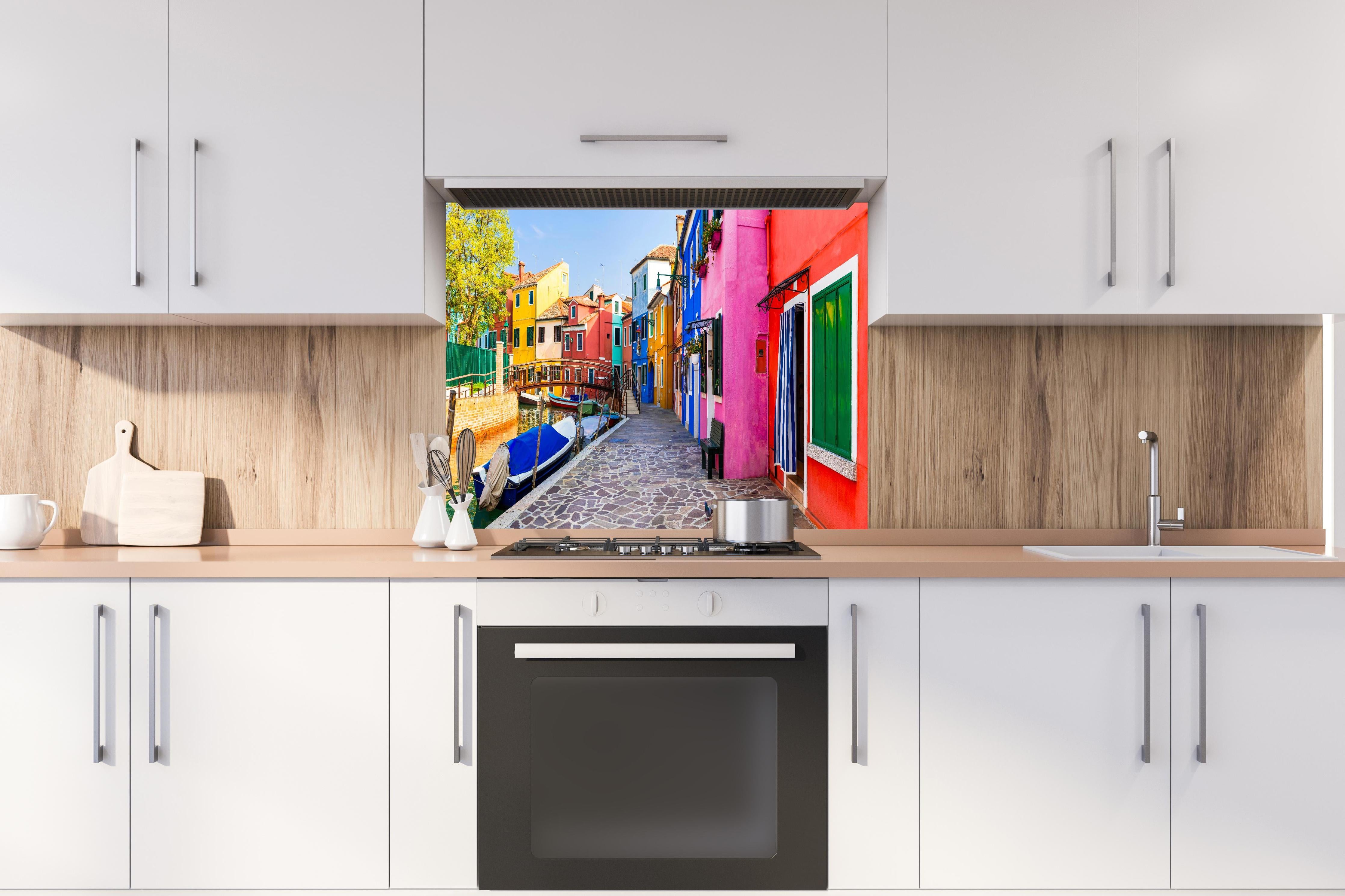 Spritzschutz - Venedig - traditionelle Fischerstadt hinter einem Cerankochfeld zwischen Holz-Kochutensilien
