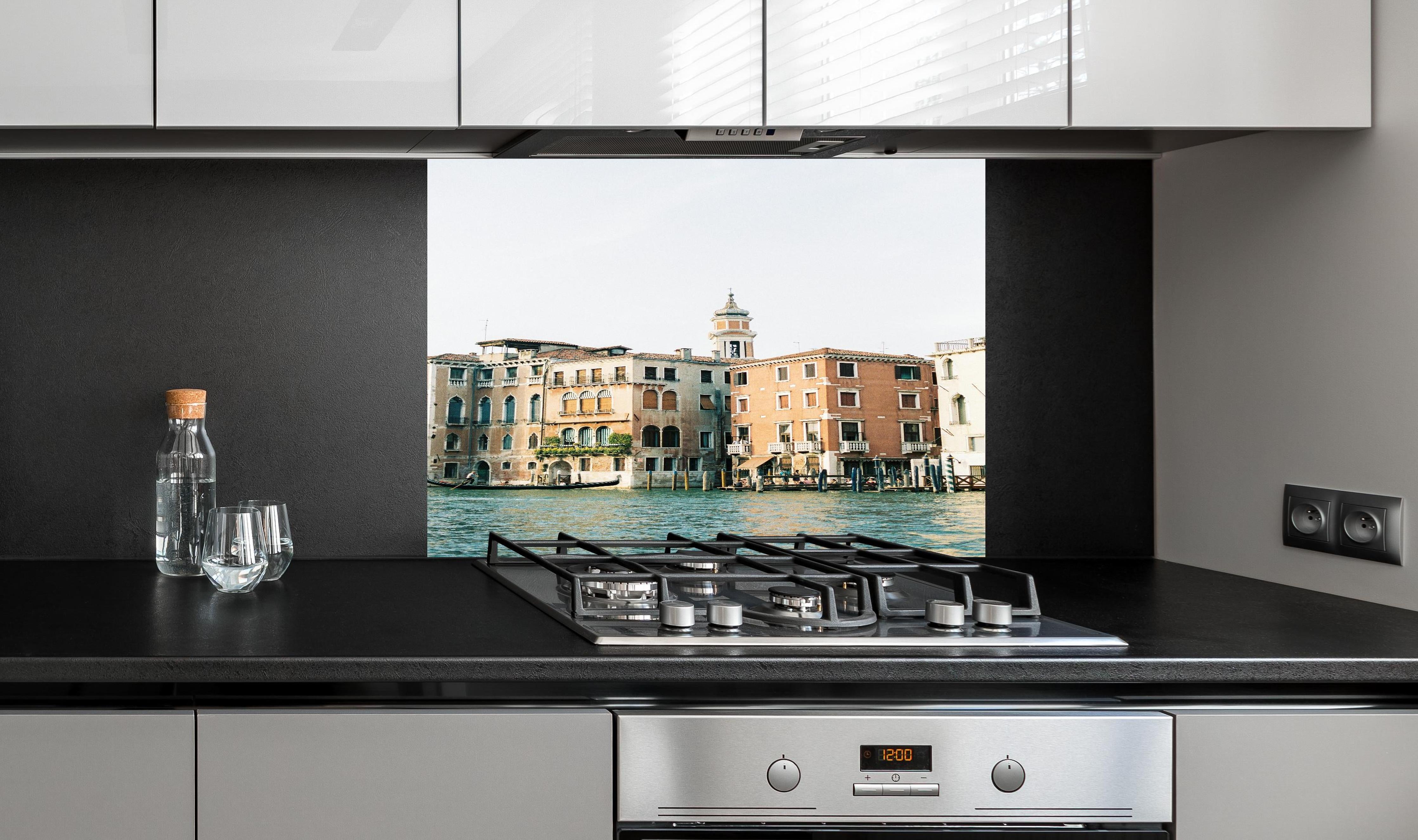 Spritzschutz - Venedig Grand Canal Architektur Sommer hinter einem Cerankochfeld zwischen Holz-Kochutensilien
