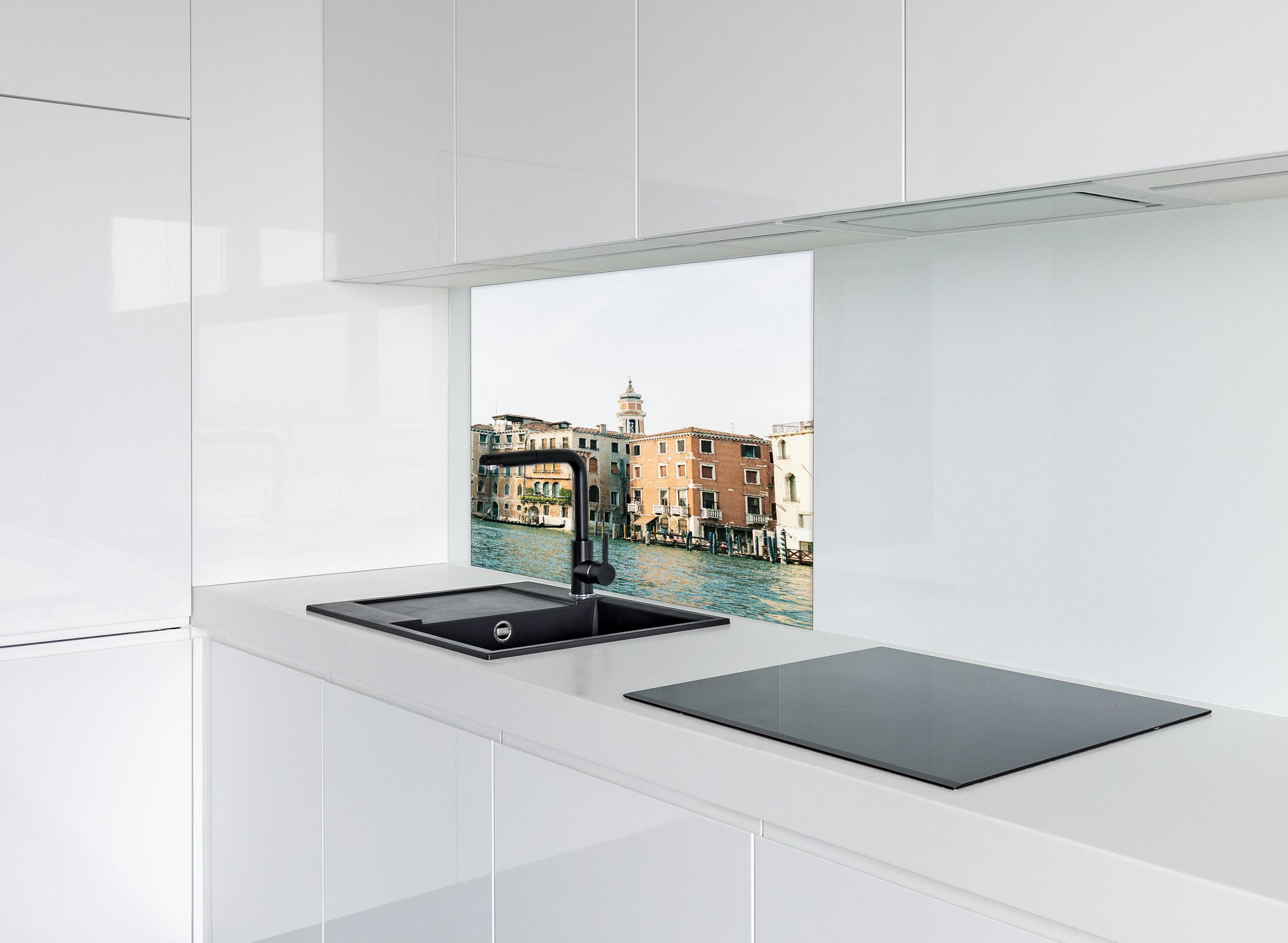 Spritzschutz - Venedig Grand Canal Architektur Sommer hinter einem Cerankochfeld zwischen Holz-Kochutensilien
