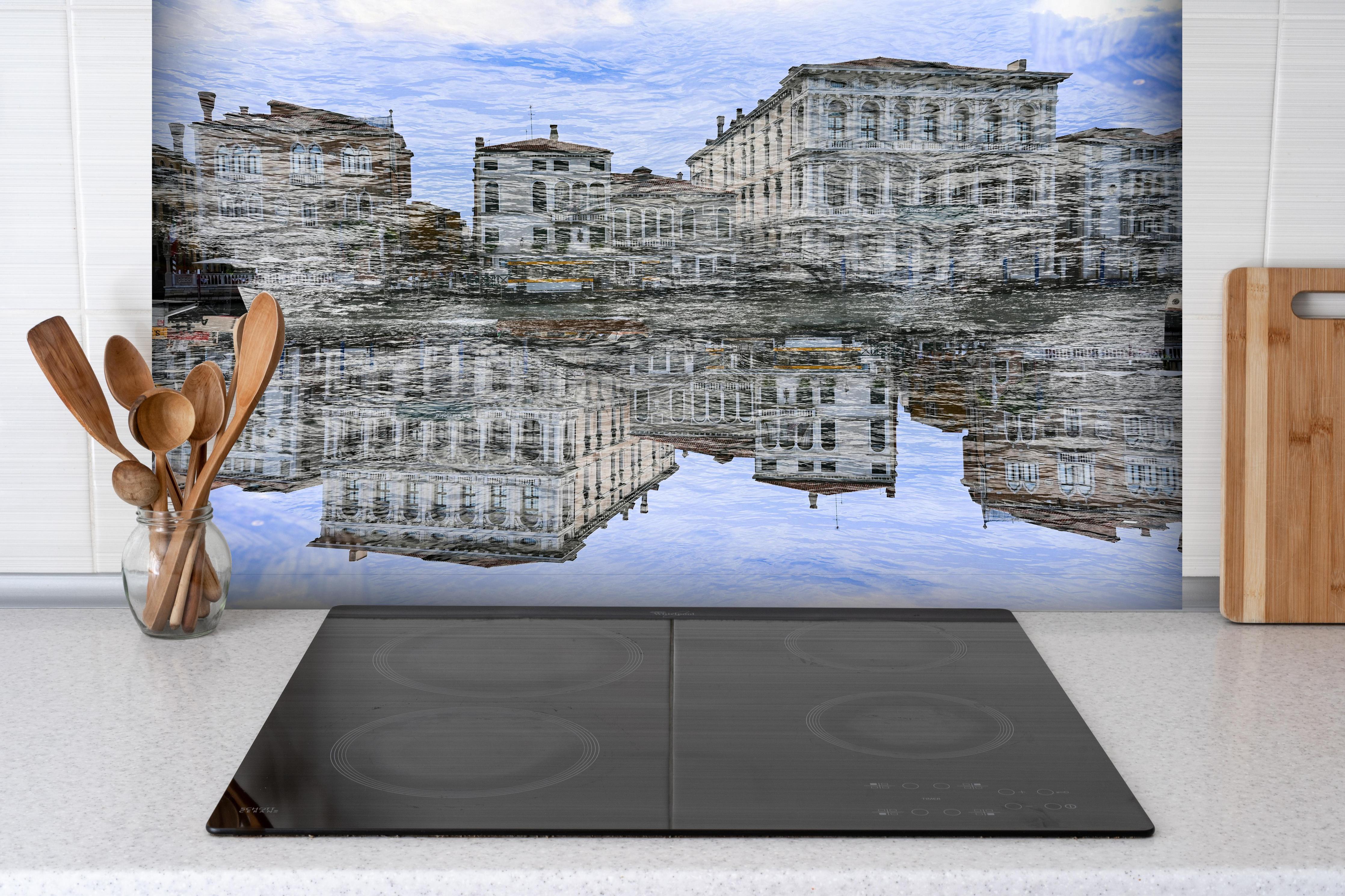 Spritzschutz - Venedig Spiegelung Abendstimmung Doppelbelichtung hinter einem Cerankochfeld zwischen Holz-Kochutensilien

