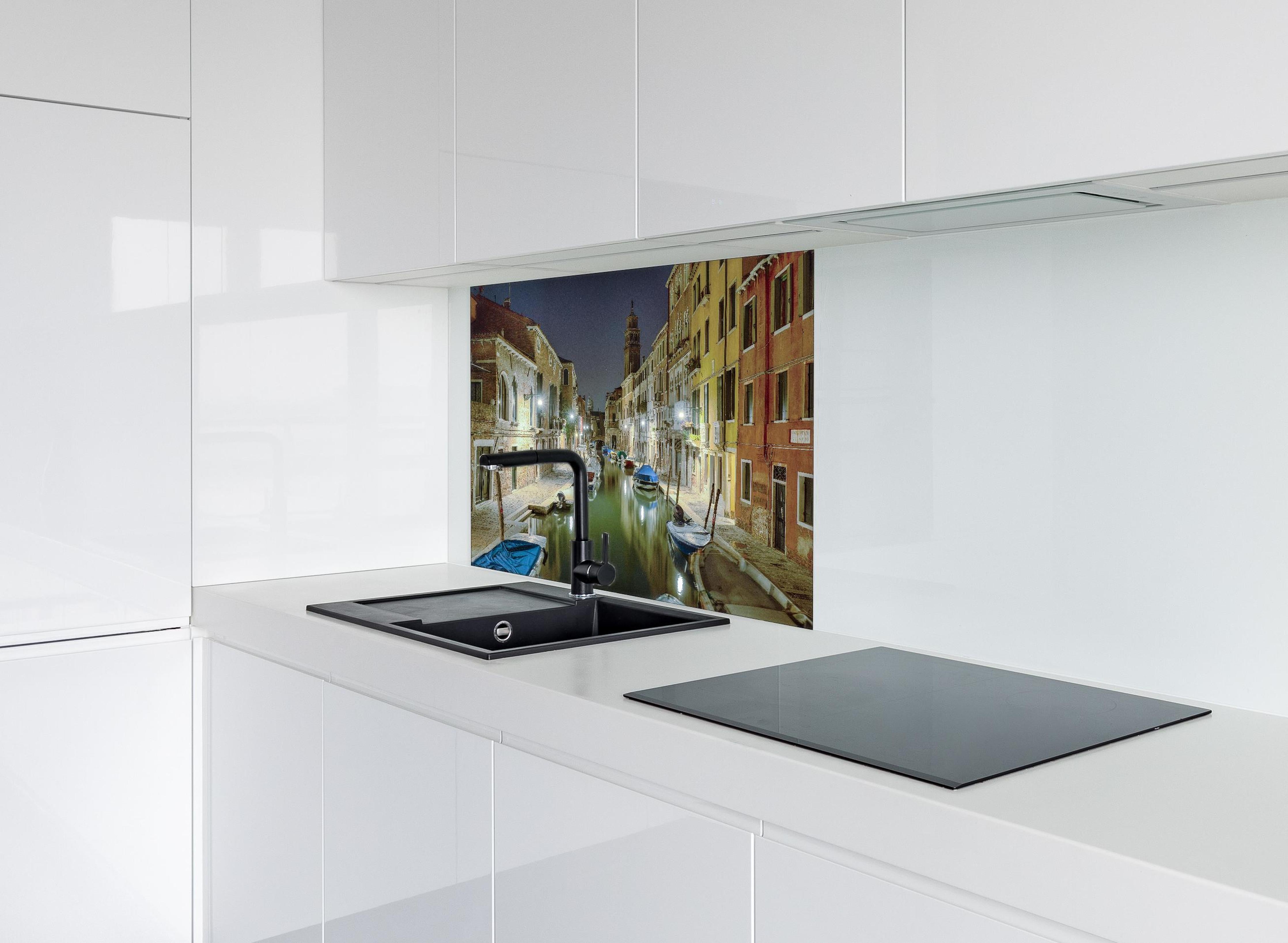 Spritzschutz - Venezia bei Nacht hinter einem Cerankochfeld zwischen Holz-Kochutensilien
