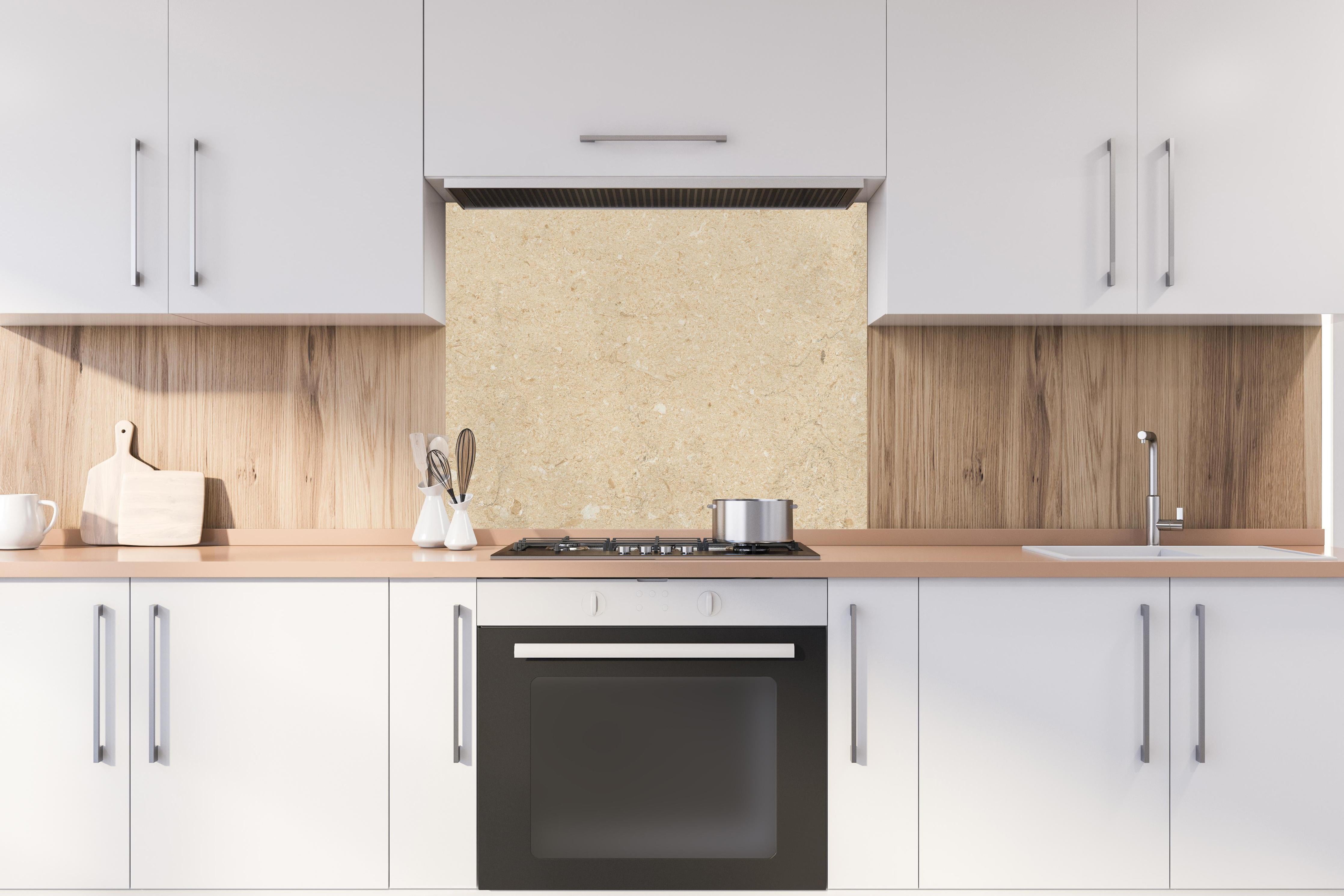 Spritzschutz - Verarbeitete holz Textur hinter einem Cerankochfeld zwischen Holz-Kochutensilien
