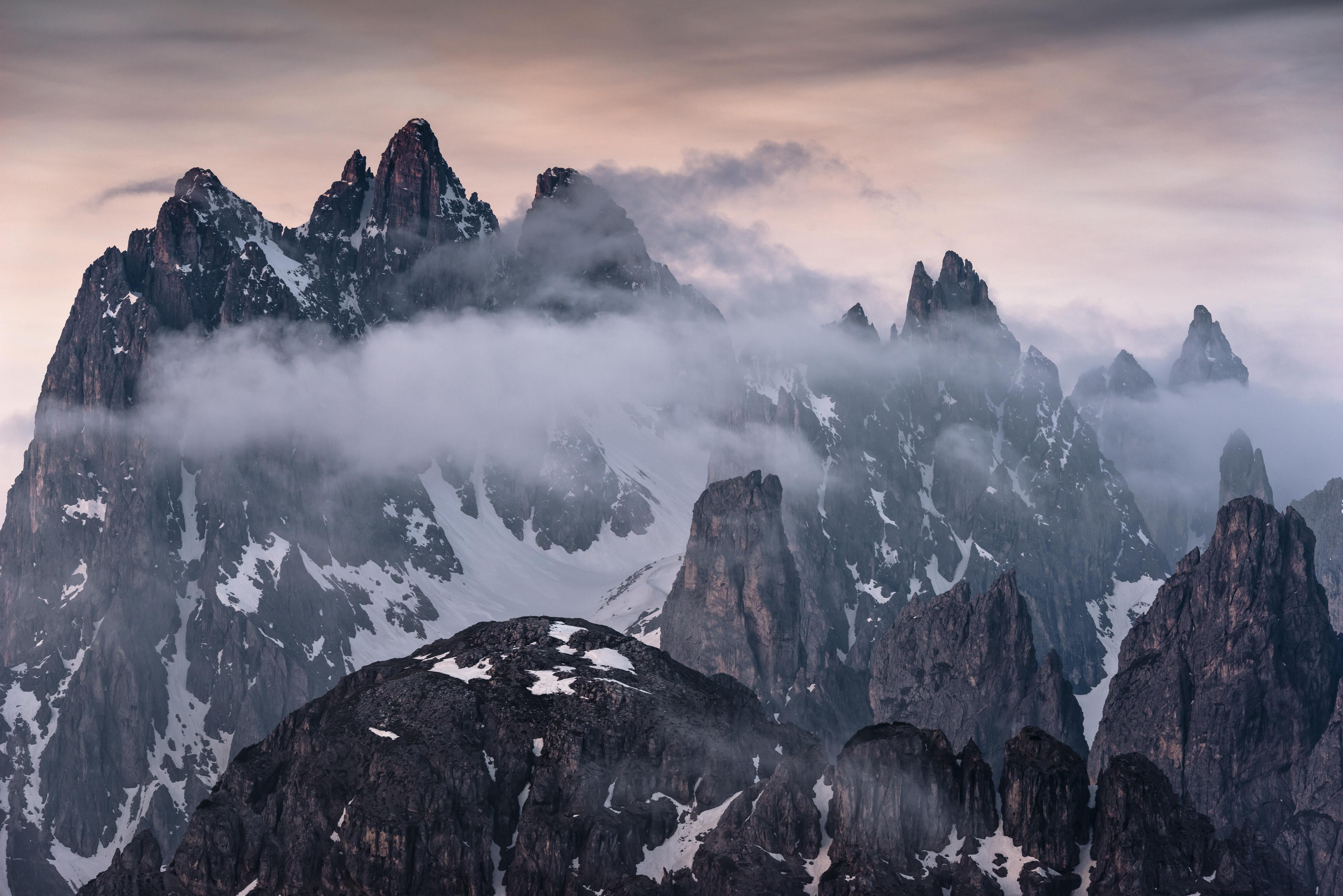 Spritzschutz-Verschneite Berggipfel bei Abenddämmerung