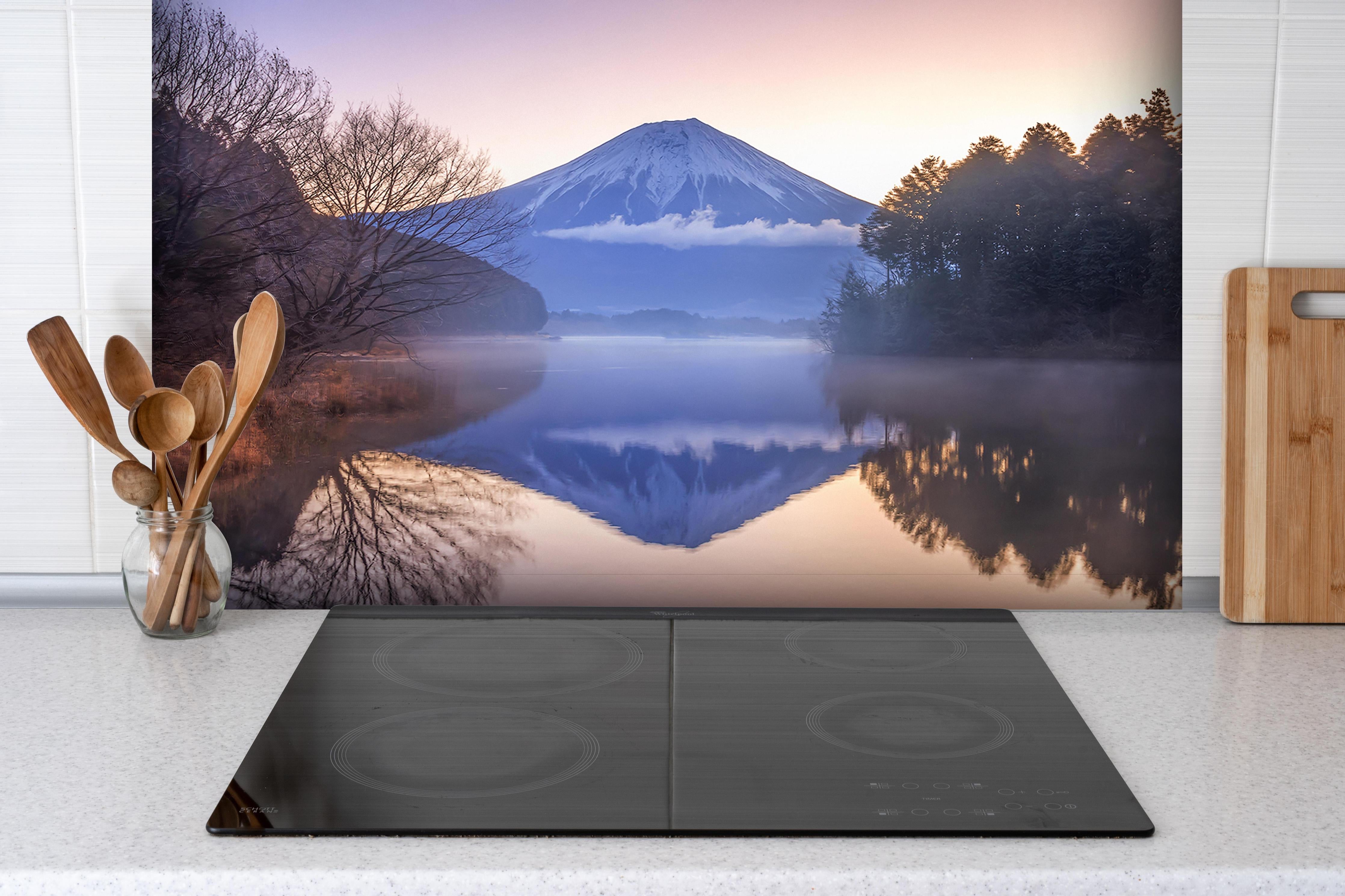 Spritzschutz - Verschneiter Fuji bei Morgendämmerung hinter einem Cerankochfeld zwischen Holz-Kochutensilien
