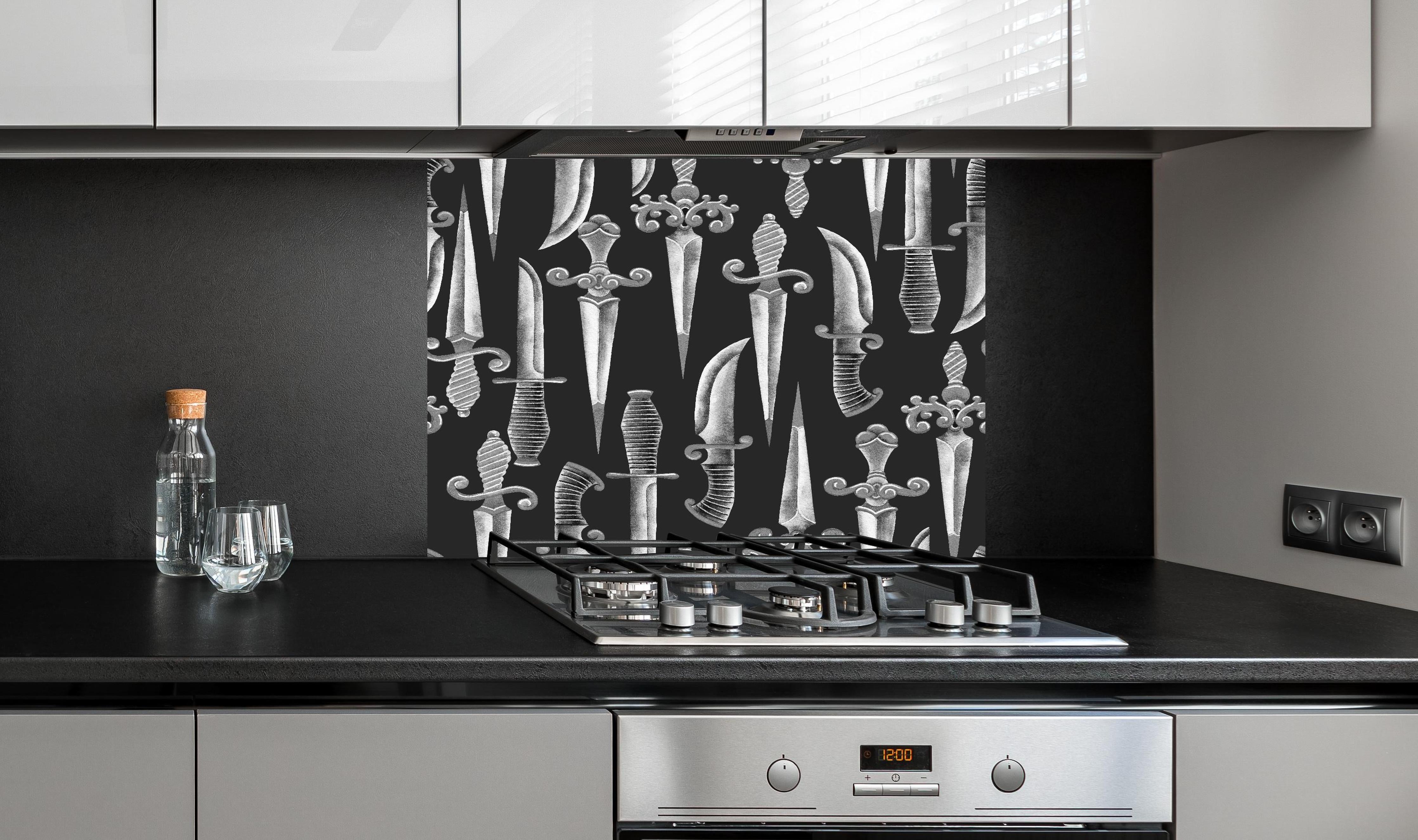 Spritzschutz - Verschnörkelte Messer in Aquarell hinter einem Cerankochfeld zwischen Holz-Kochutensilien
