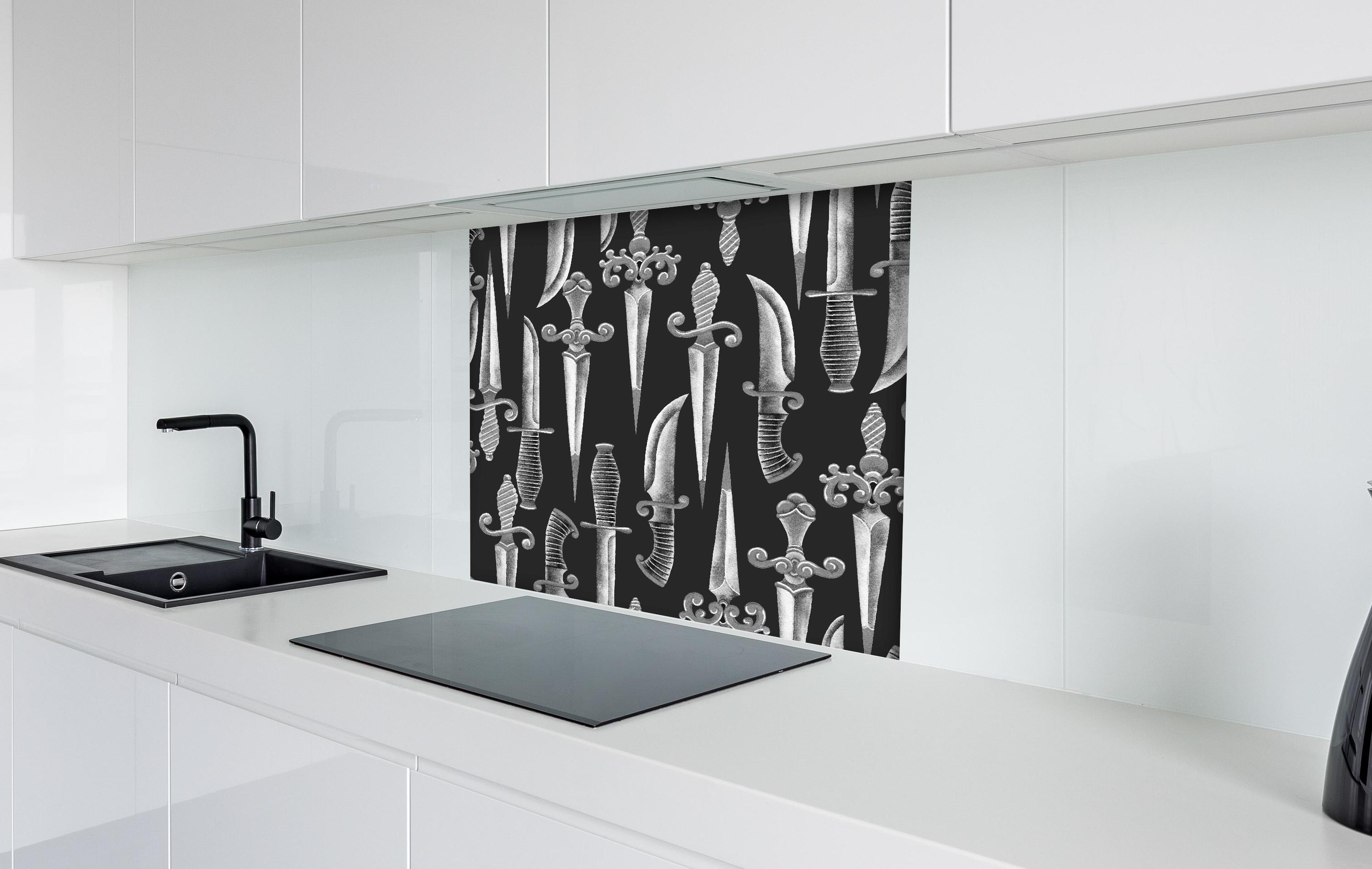 Spritzschutz - Verschnörkelte Messer in Aquarell hinter einem Cerankochfeld zwischen Holz-Kochutensilien
