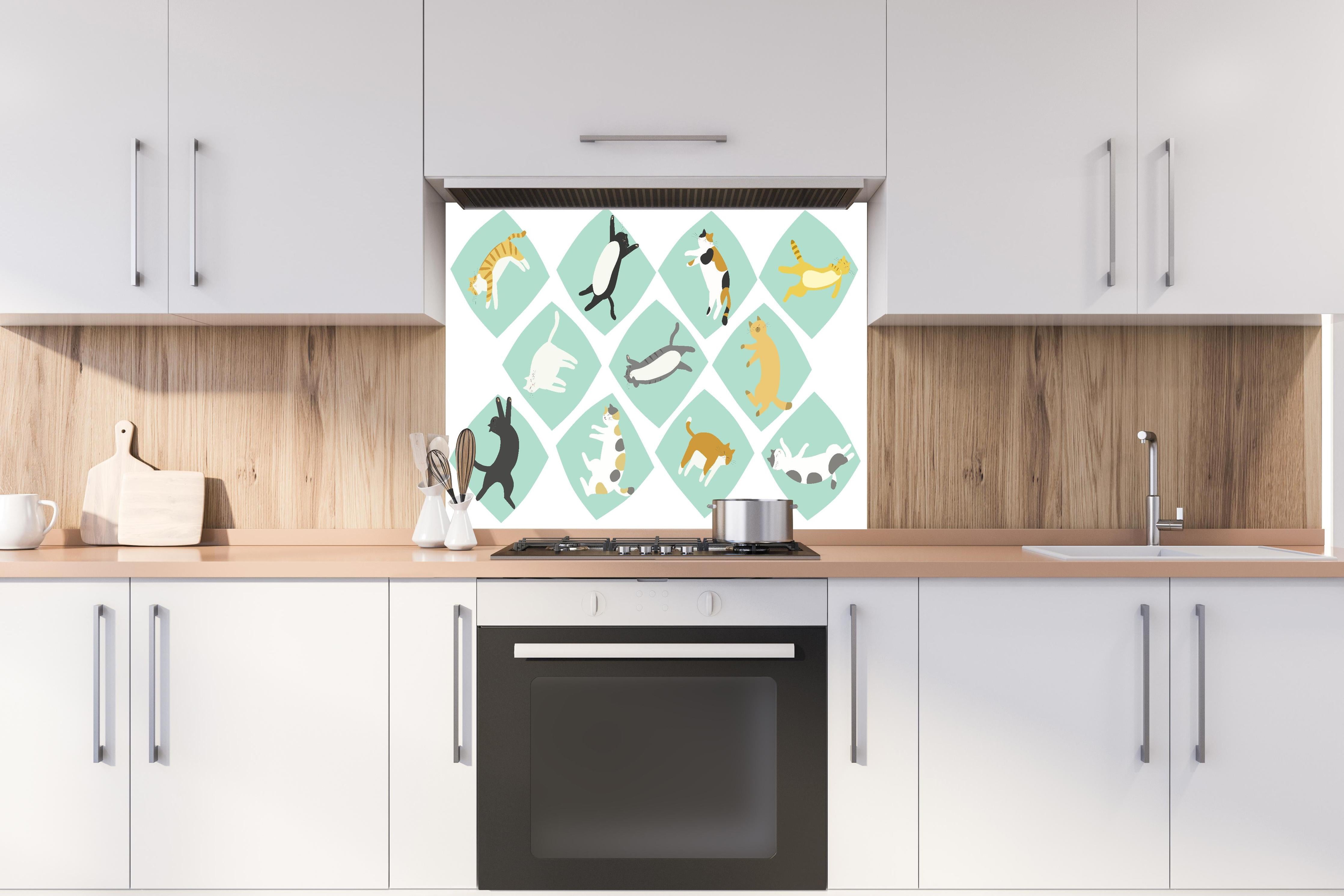 Spritzschutz - Verspielte Tierillustrationen in Pastellfarben hinter einem Cerankochfeld zwischen Holz-Kochutensilien
