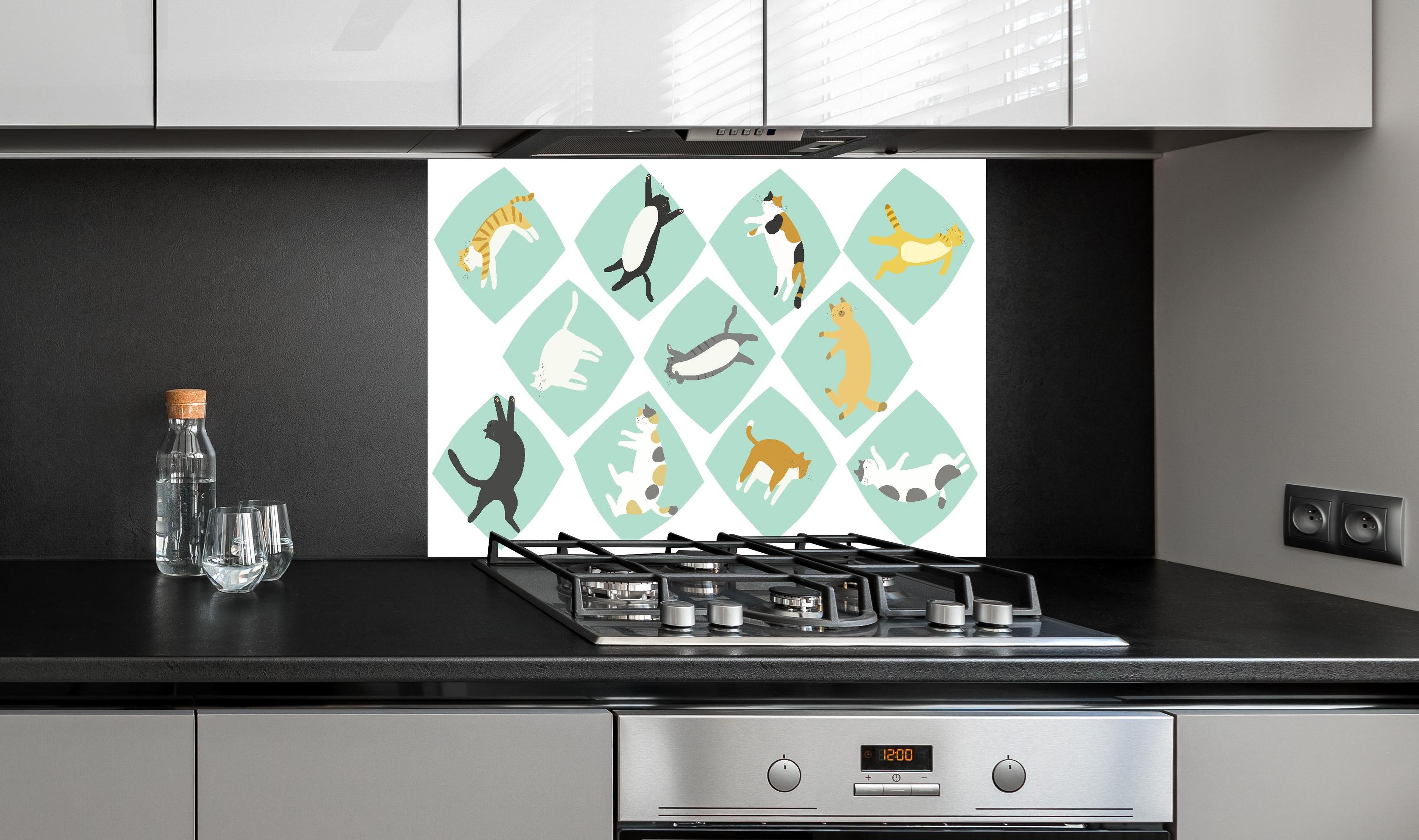 Spritzschutz - Verspielte Tierillustrationen in Pastellfarben hinter einem Cerankochfeld zwischen Holz-Kochutensilien
