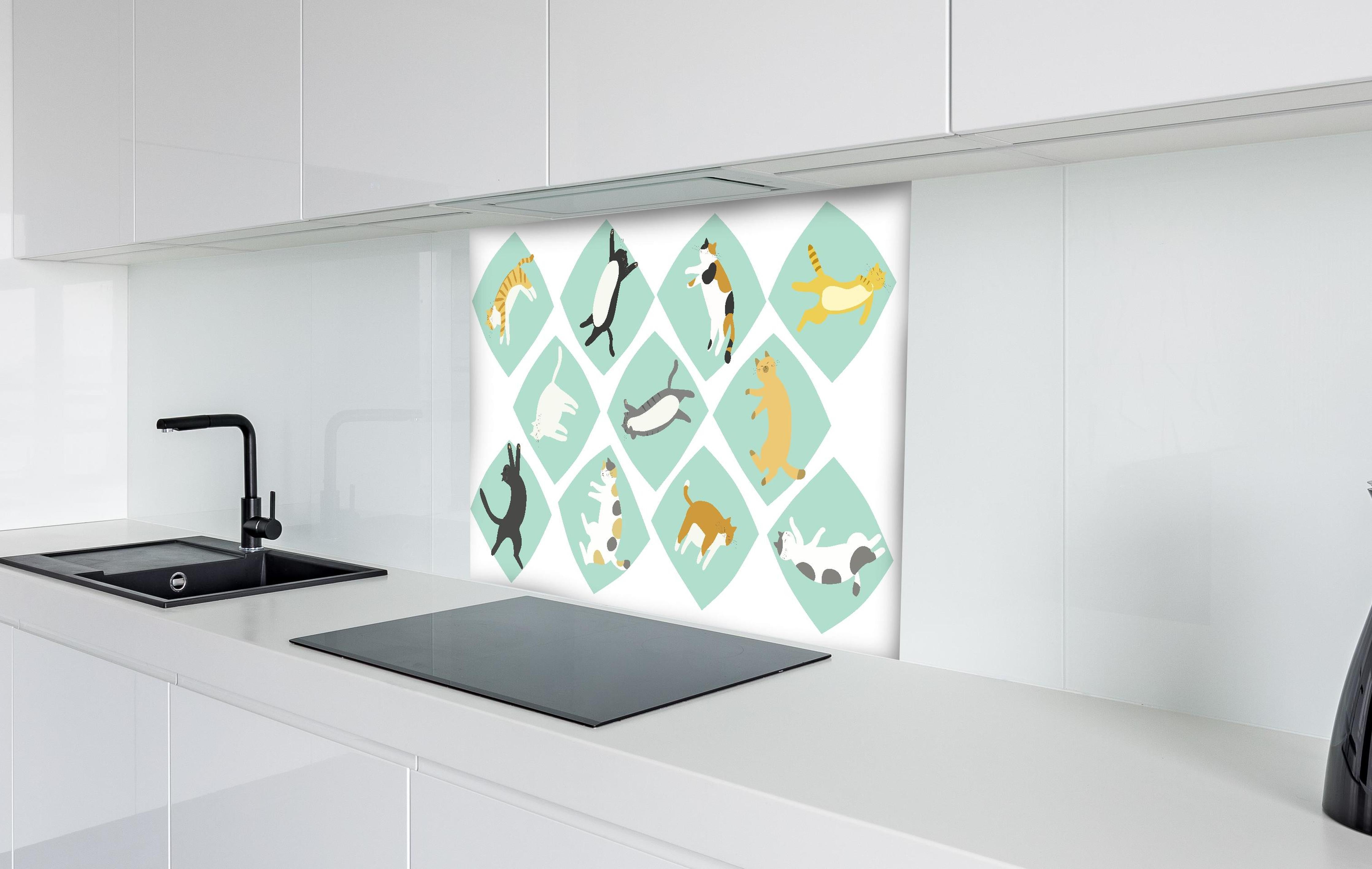 Spritzschutz - Verspielte Tierillustrationen in Pastellfarben hinter einem Cerankochfeld zwischen Holz-Kochutensilien
