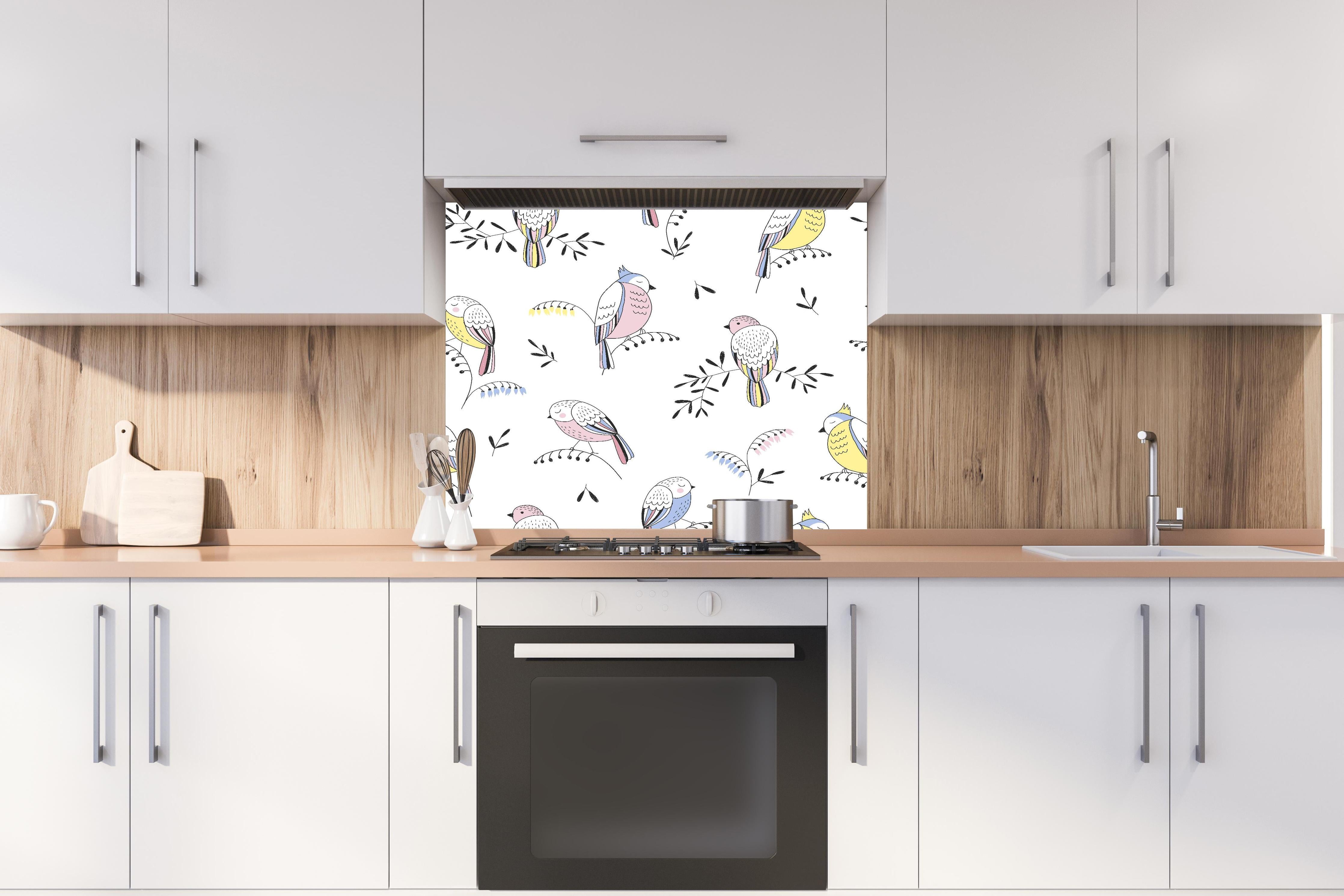 Spritzschutz - Verspielte Vögel und Pflanzen Muster Illustration hinter einem Cerankochfeld zwischen Holz-Kochutensilien
