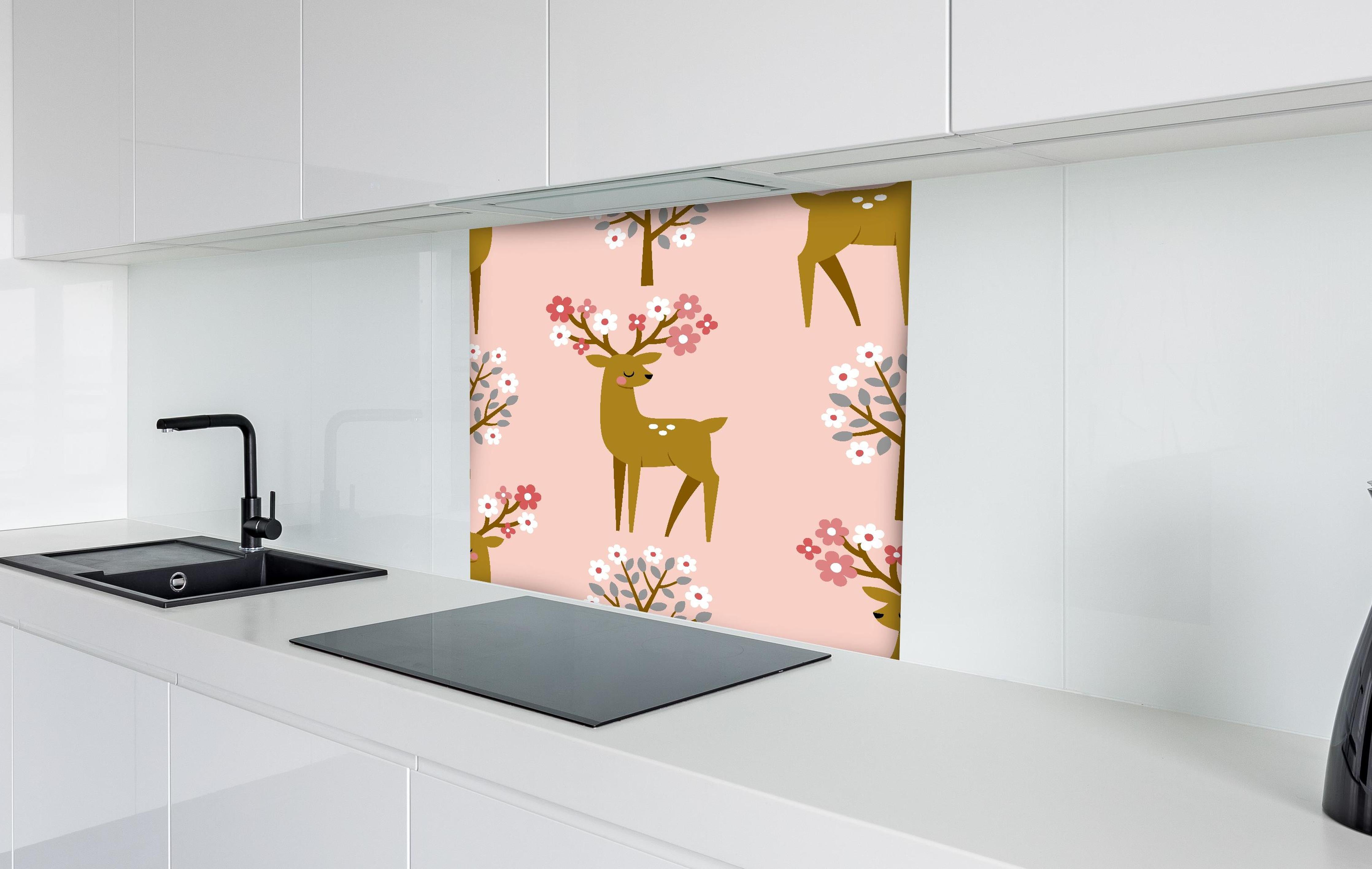 Spritzschutz - Verspielter Hirsch Blumen Musterstoff Rosa hinter einem Cerankochfeld zwischen Holz-Kochutensilien
