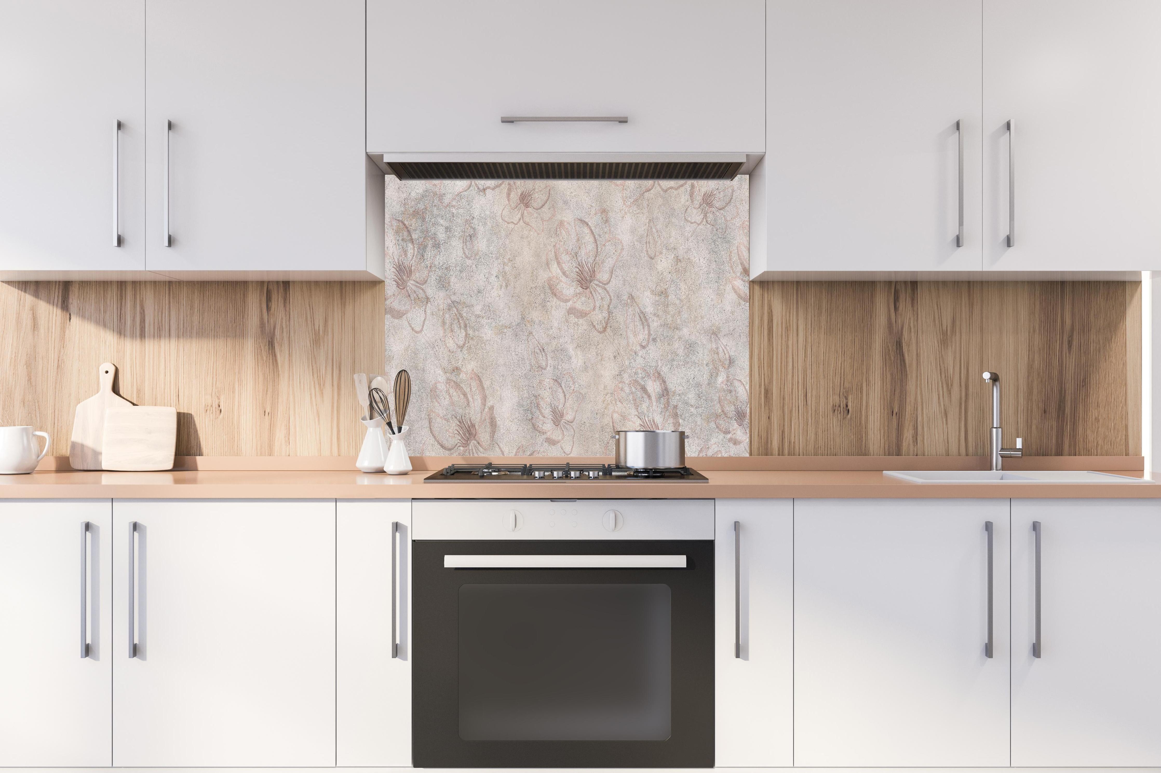 Spritzschutz - Verwitterte blumenförmige Tapete hinter einem Cerankochfeld zwischen Holz-Kochutensilien
