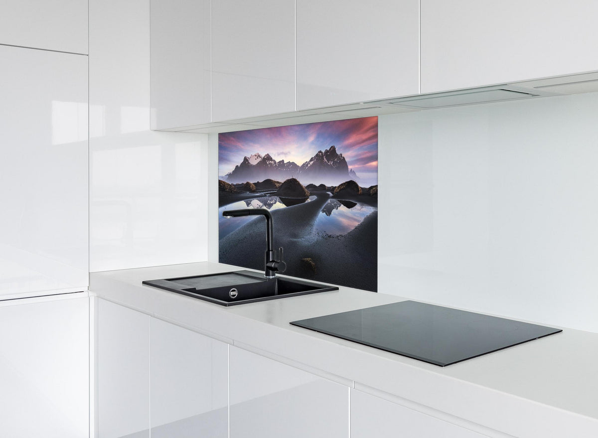 Spritzschutz - Vestrahorn Island Berg Reflexion Dämmerung hinter einem Cerankochfeld zwischen Holz-Kochutensilien
