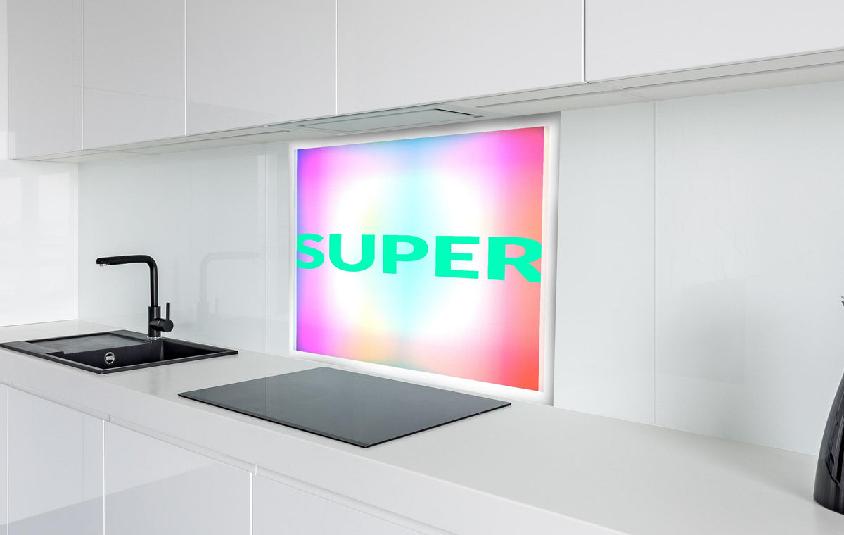 Spritzschutz - Vibrant Glowing 'SUPER' Farbfulle Inspiration hinter einem Cerankochfeld zwischen Holz-Kochutensilien

