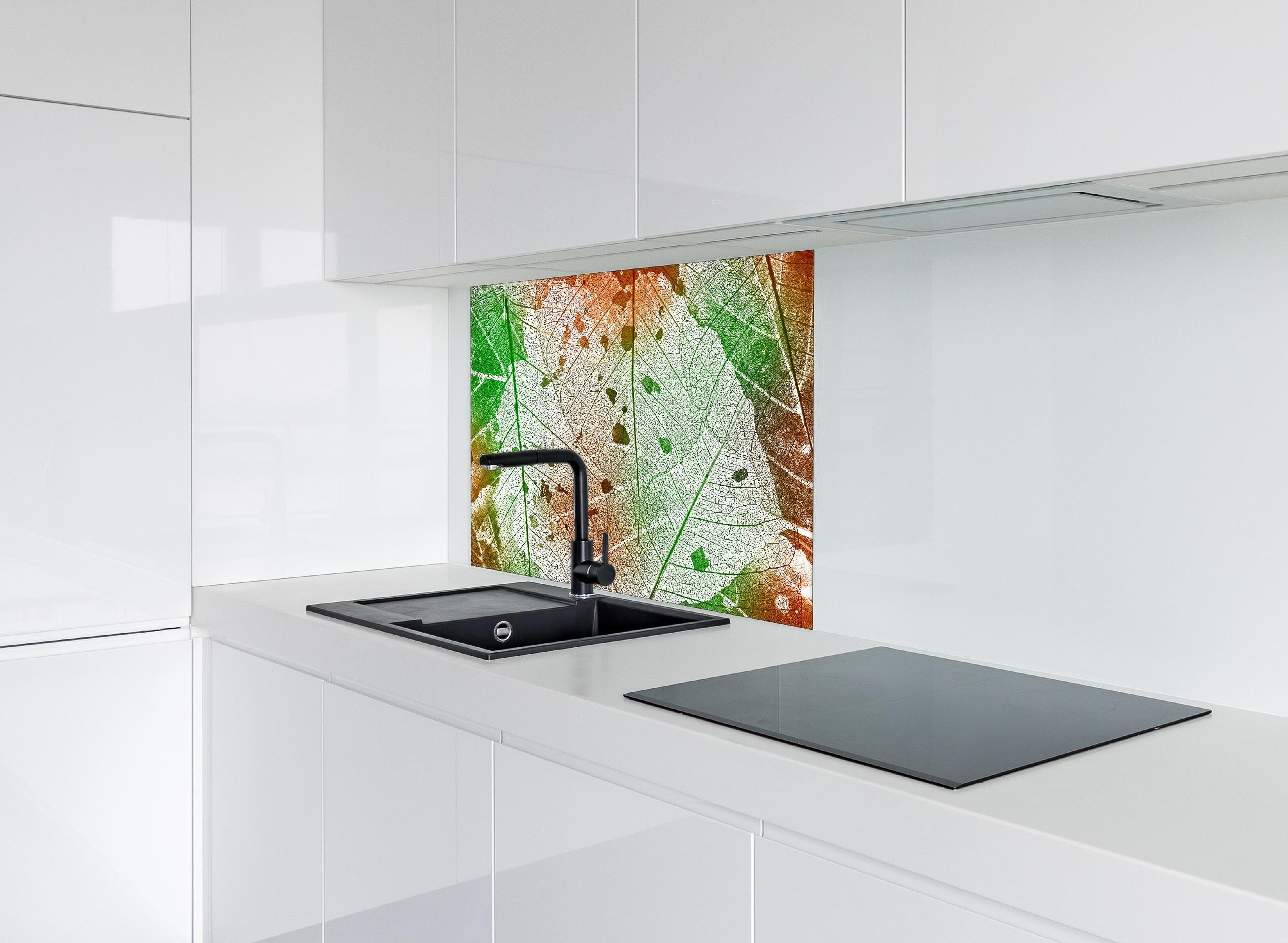 Spritzschutz - Vielfarbige Blattstruktur Detailansicht hinter einem Cerankochfeld zwischen Holz-Kochutensilien
