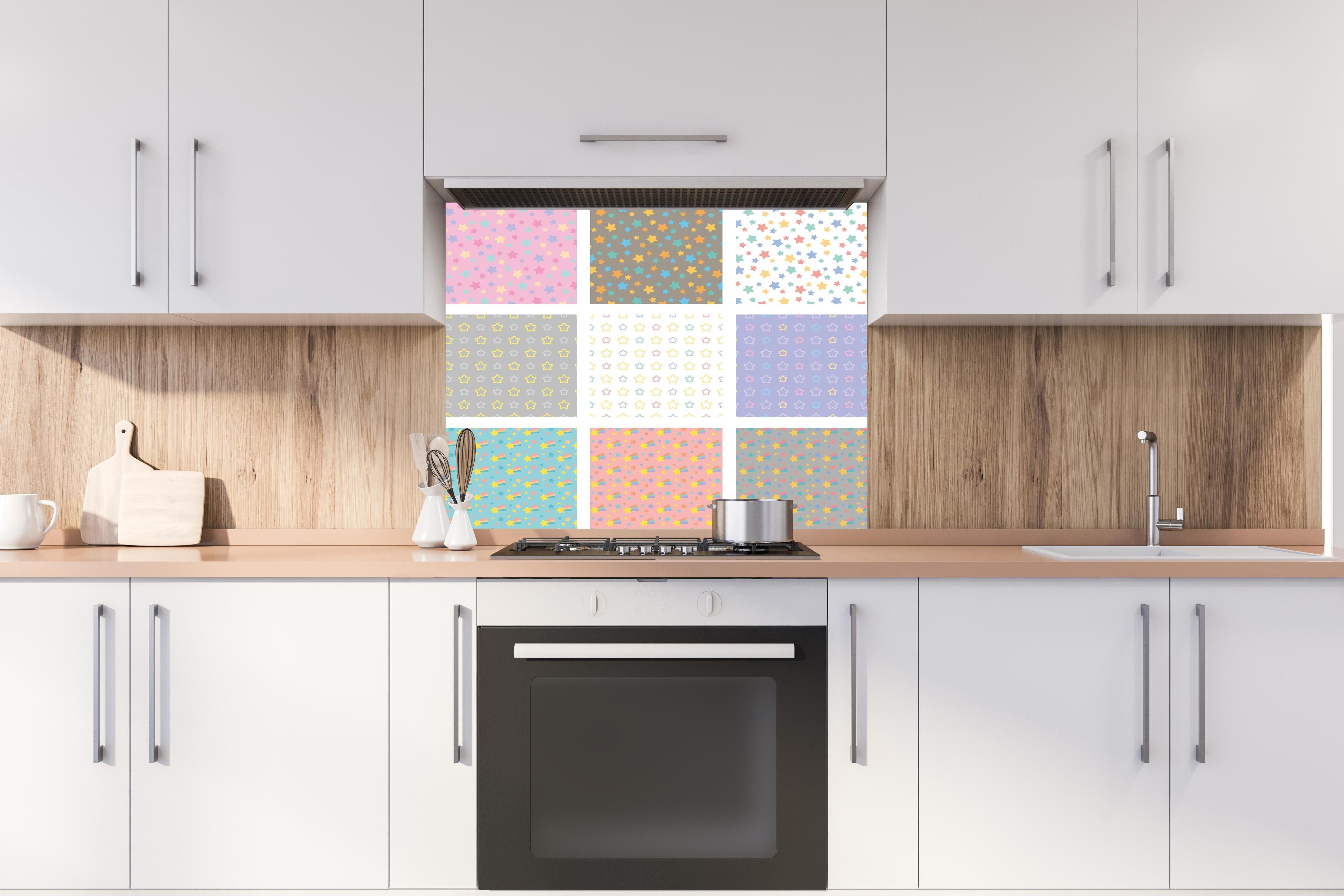 Spritzschutz - Vielseitige bunte Sternenmuster Kollektion hinter einem Cerankochfeld zwischen Holz-Kochutensilien
