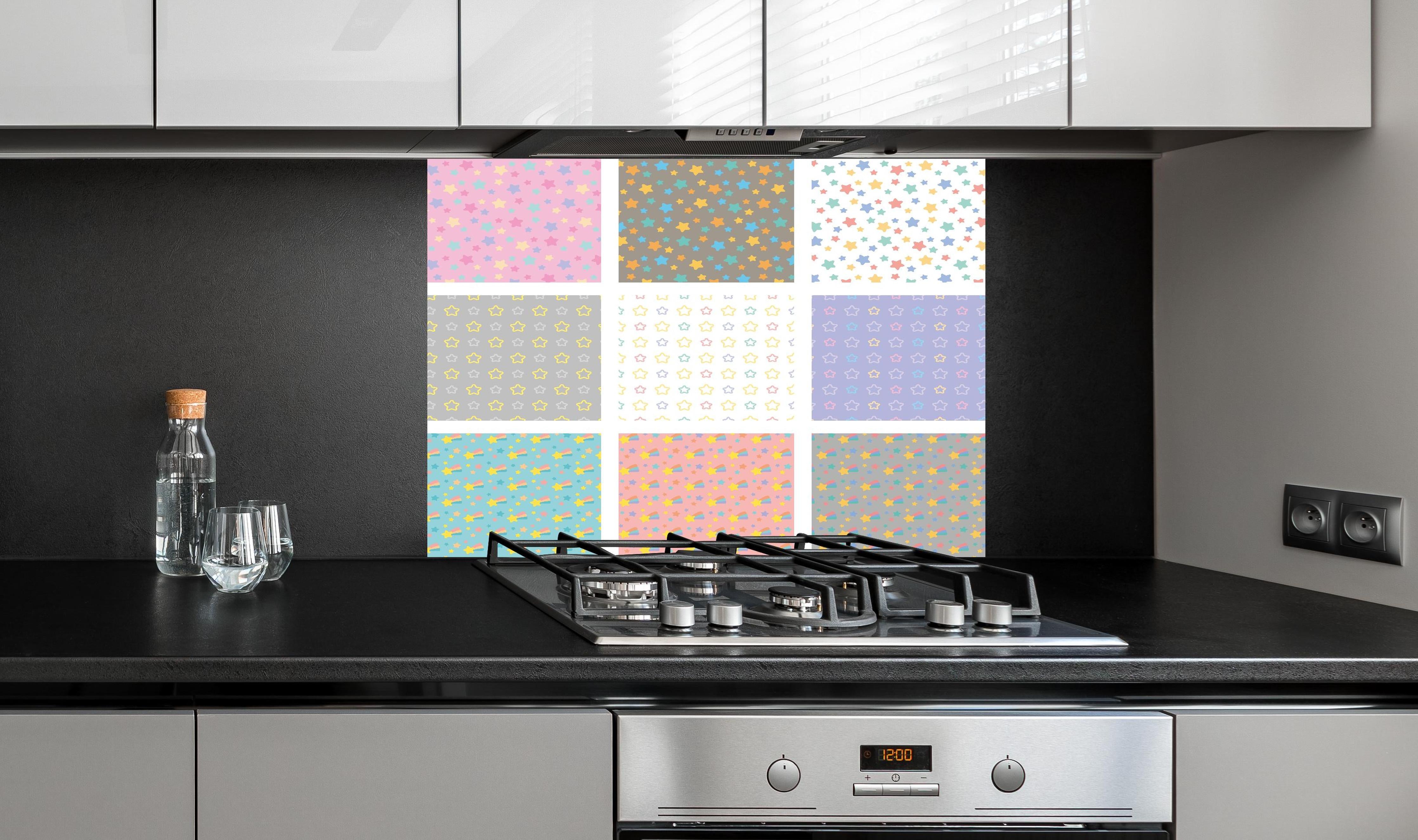Spritzschutz - Vielseitige bunte Sternenmuster Kollektion hinter einem Cerankochfeld zwischen Holz-Kochutensilien

