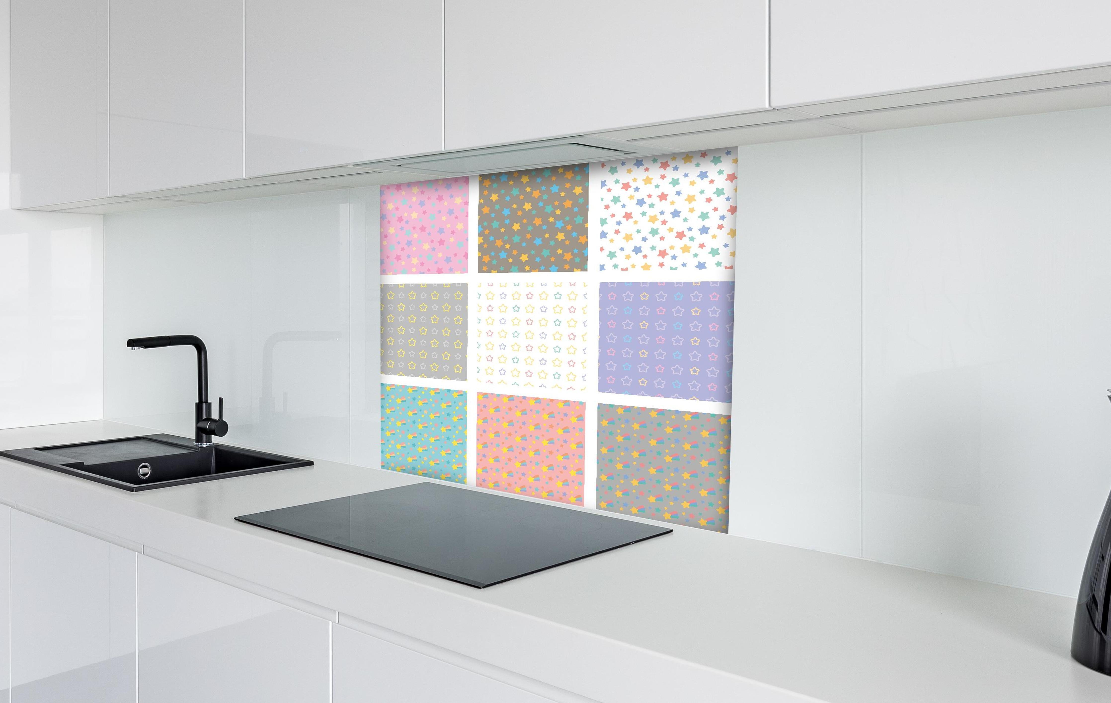 Spritzschutz - Vielseitige bunte Sternenmuster Kollektion hinter einem Cerankochfeld zwischen Holz-Kochutensilien
