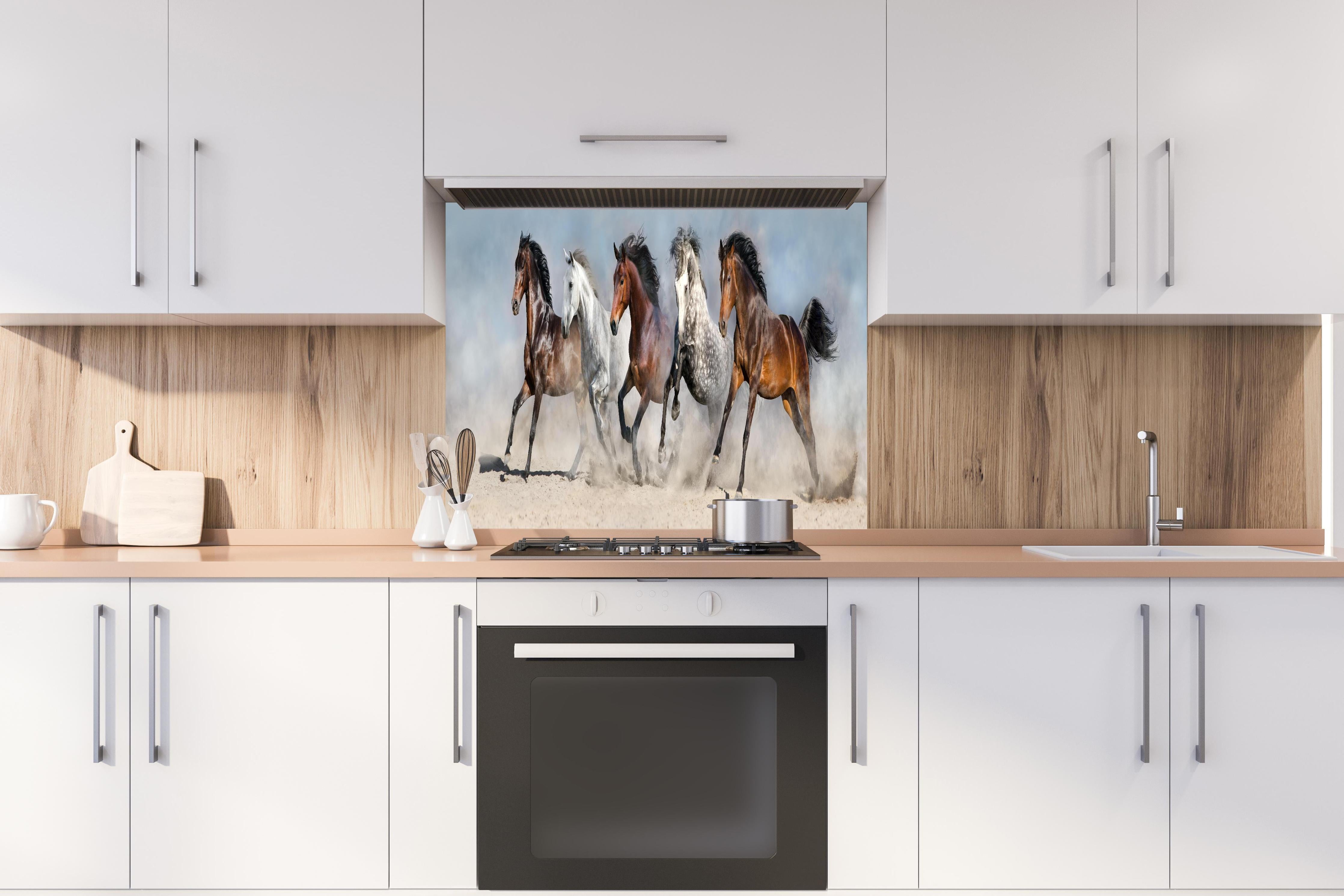 Spritzschutz - Vier Pferde rennen Sandwolke Himmel hinter einem Cerankochfeld zwischen Holz-Kochutensilien
