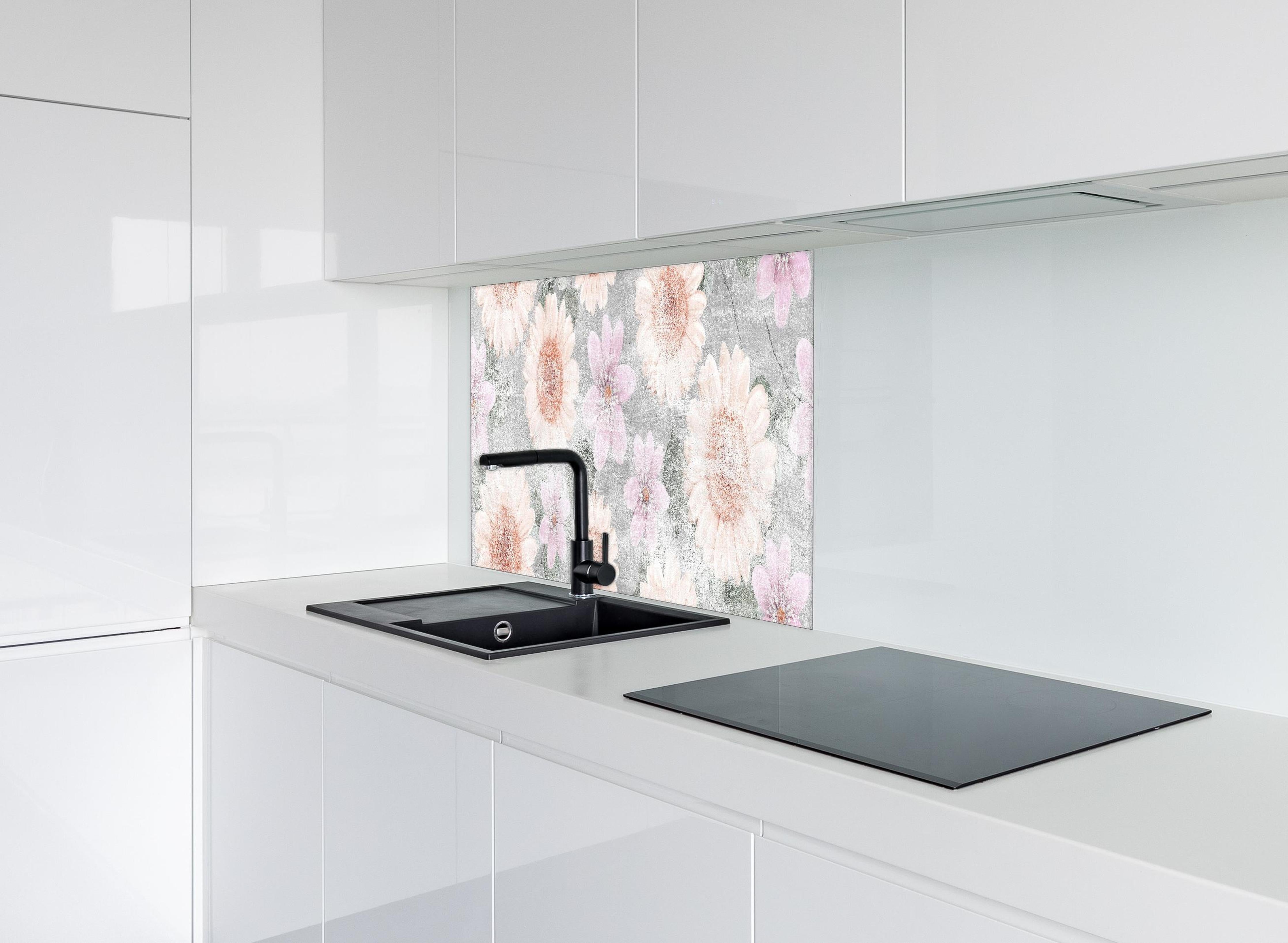 Spritzschutz - Vintage Blumenkunst  - Zeichnung hinter einem Cerankochfeld zwischen Holz-Kochutensilien
