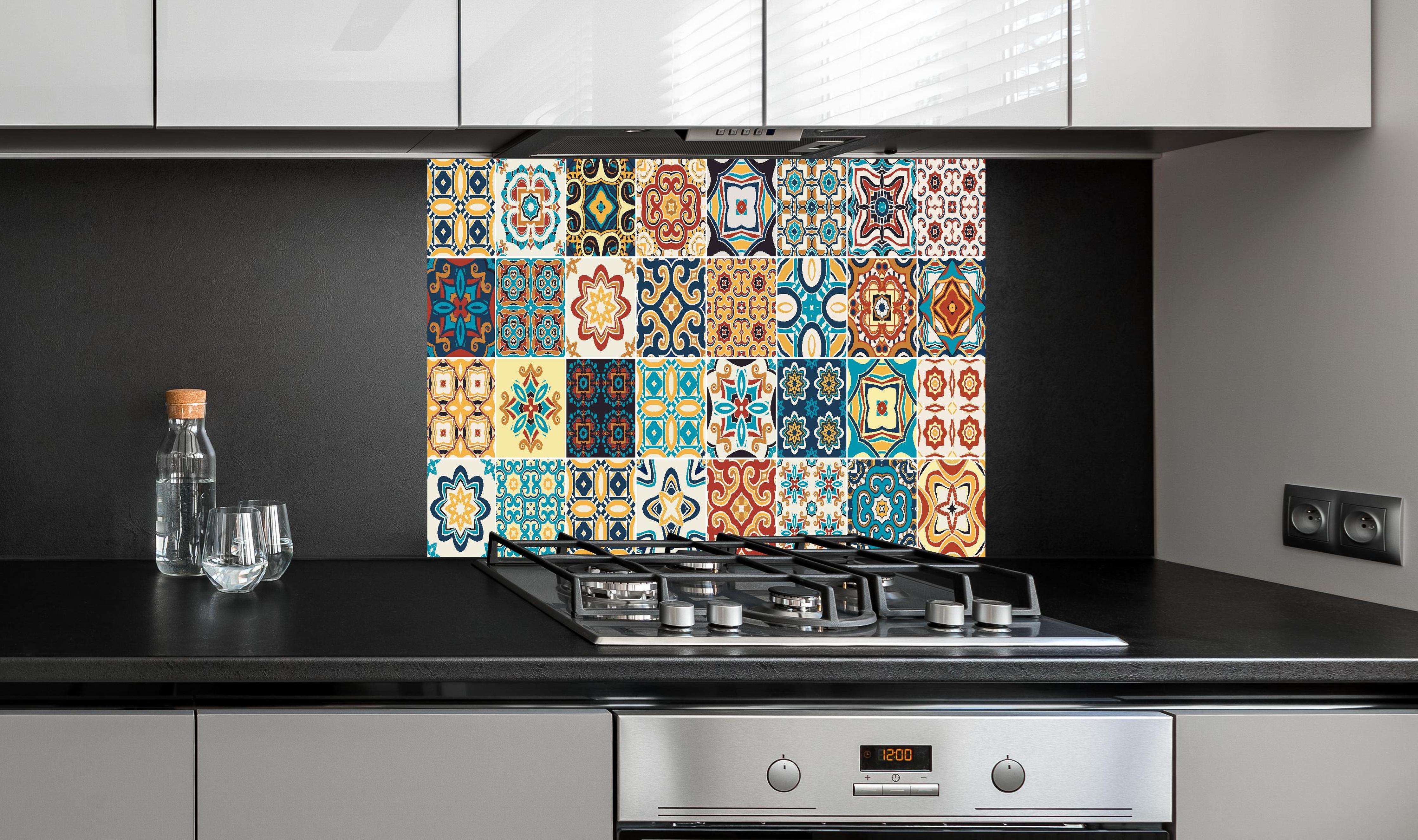 Spritzschutz - Vintage Fliesen-Muster in Bunten Farben hinter einem Cerankochfeld zwischen Holz-Kochutensilien
