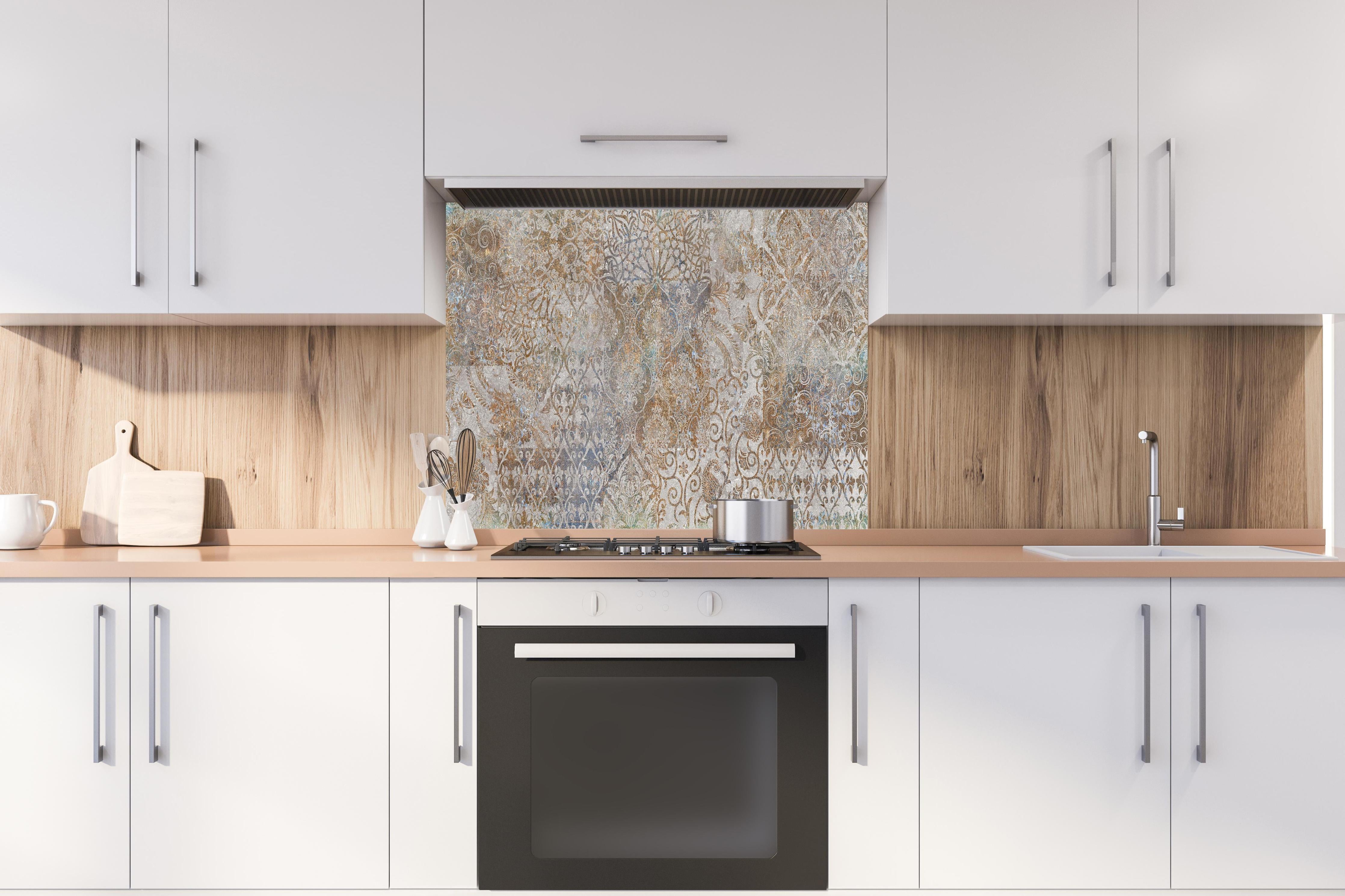 Spritzschutz - Vintage Florales Design hinter einem Cerankochfeld zwischen Holz-Kochutensilien
