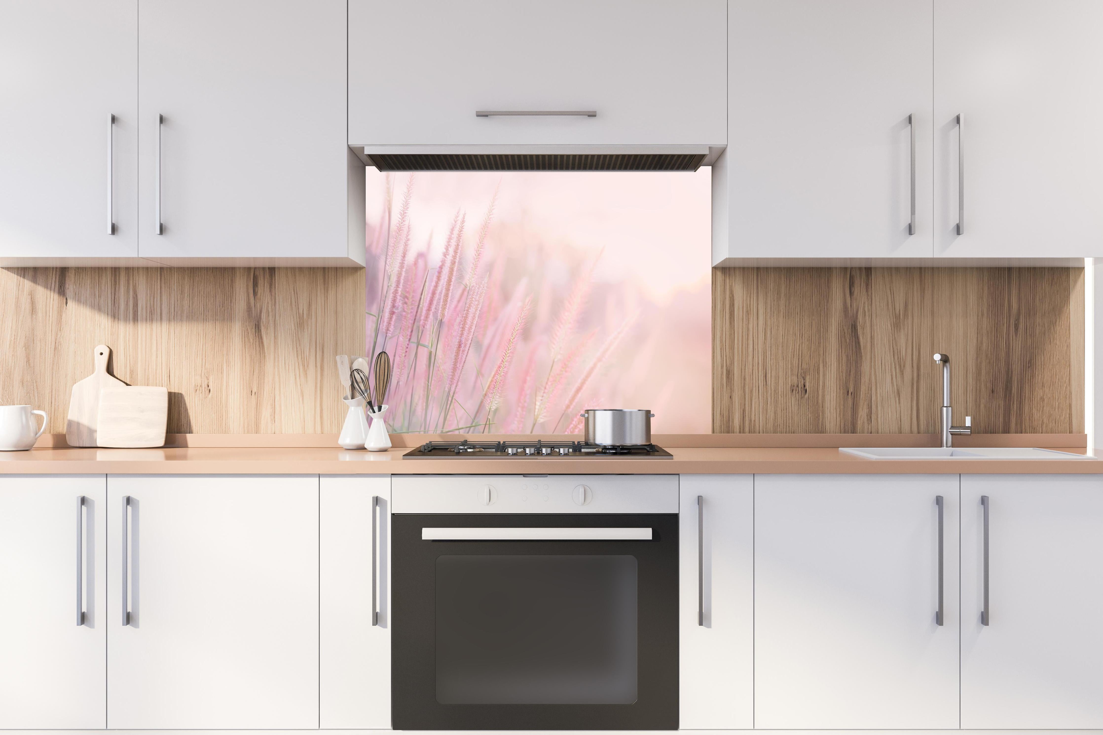 Spritzschutz - Vintage Gräser in Pastellrosa und Weiß hinter einem Cerankochfeld zwischen Holz-Kochutensilien
