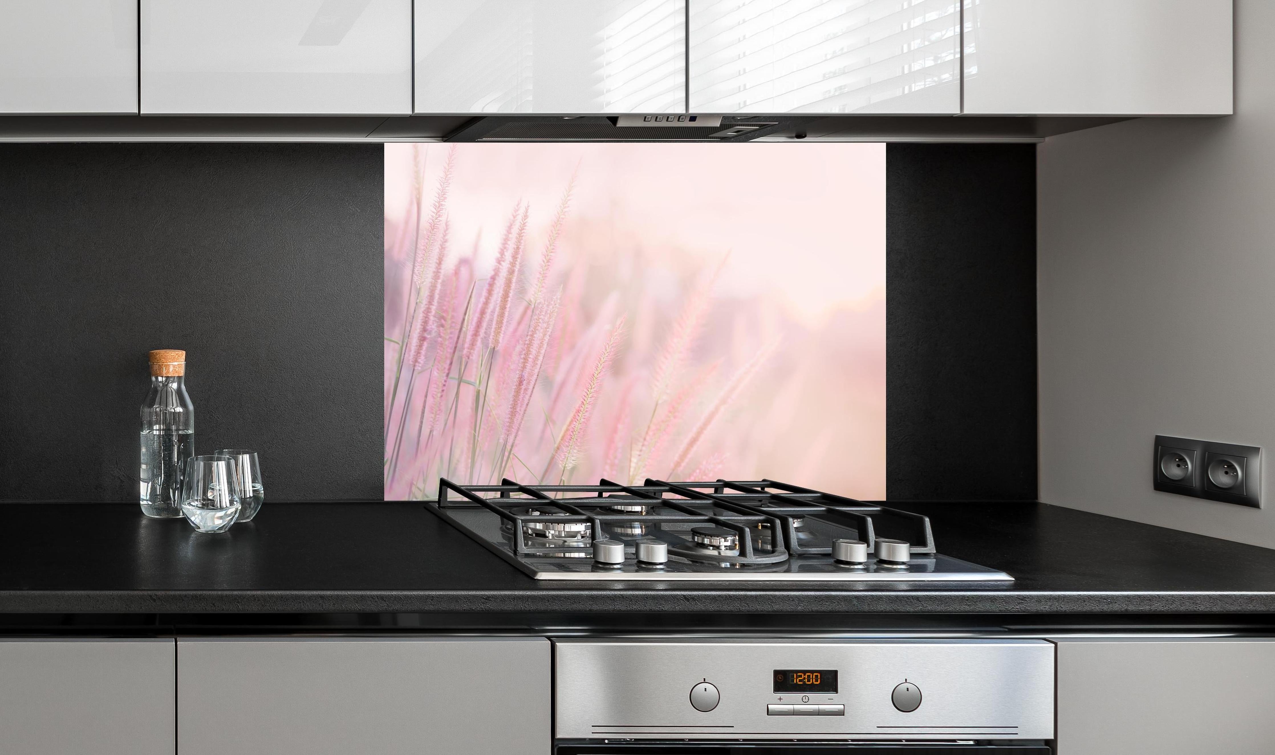 Spritzschutz - Vintage Gräser in Pastellrosa und Weiß hinter einem Cerankochfeld zwischen Holz-Kochutensilien
