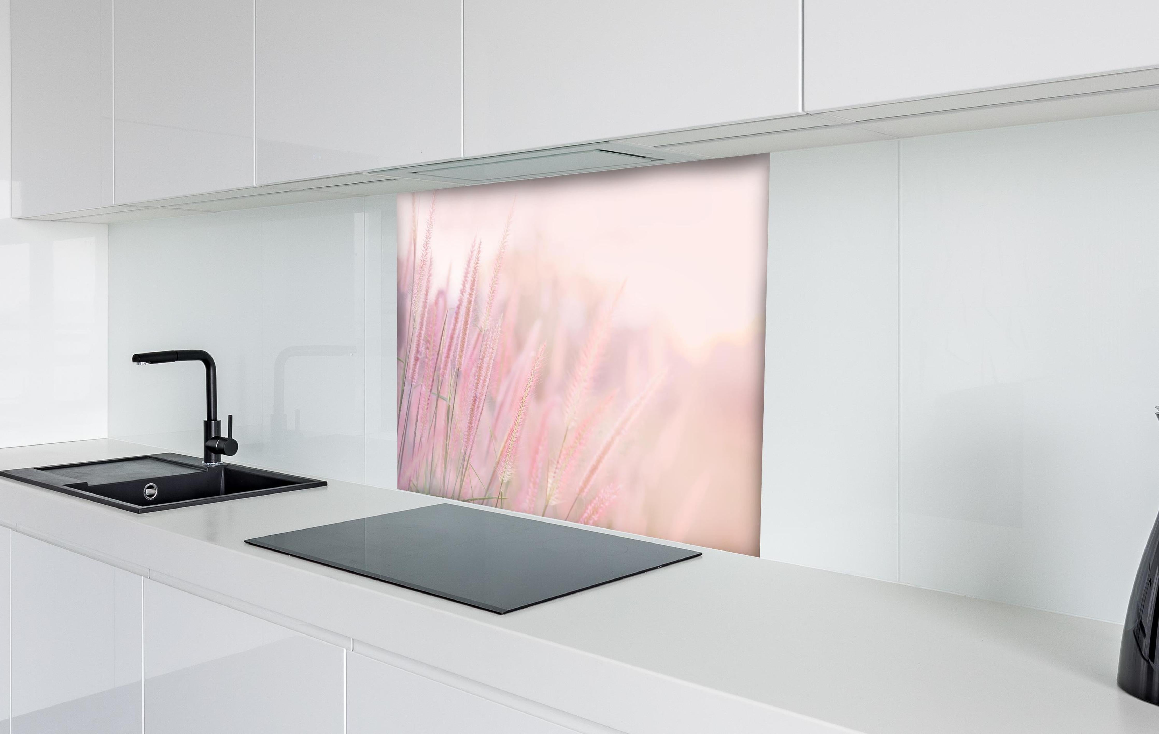 Spritzschutz - Vintage Gräser in Pastellrosa und Weiß hinter einem Cerankochfeld zwischen Holz-Kochutensilien
