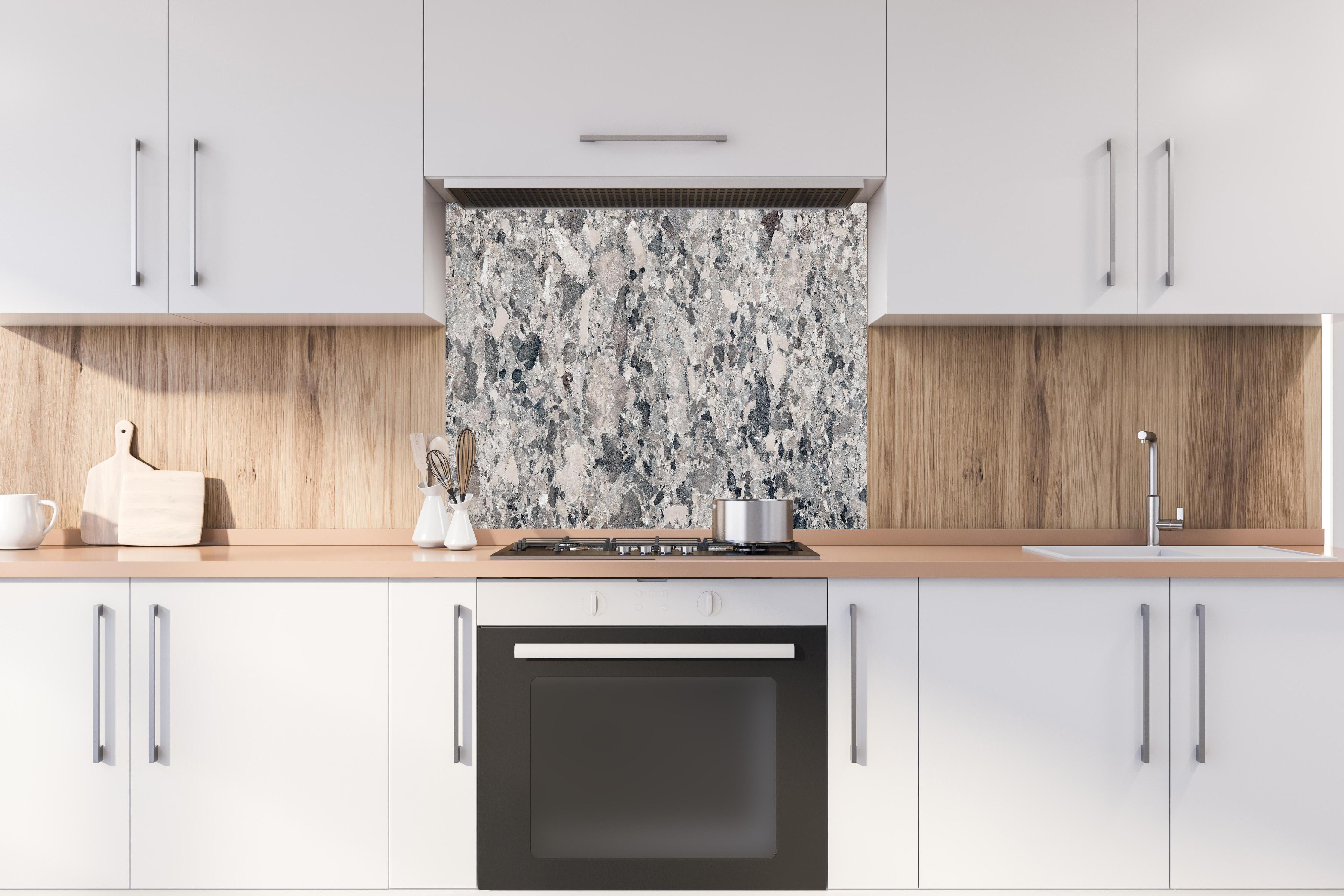 Spritzschutz - Vintage Granit-Textur hinter einem Cerankochfeld zwischen Holz-Kochutensilien
