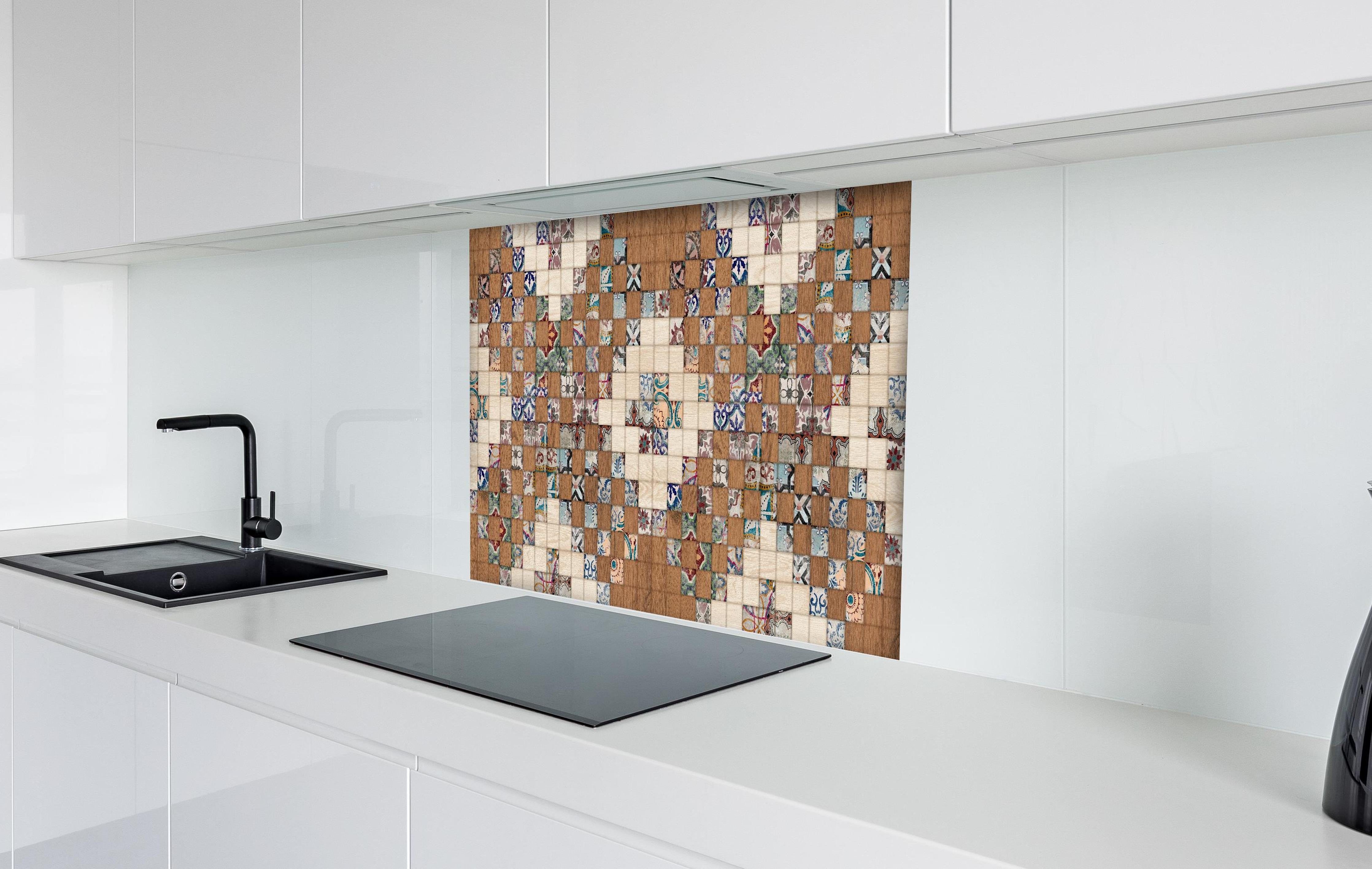 Spritzschutz - Vintage Holz-Mosaik Retro Design hinter einem Cerankochfeld zwischen Holz-Kochutensilien
