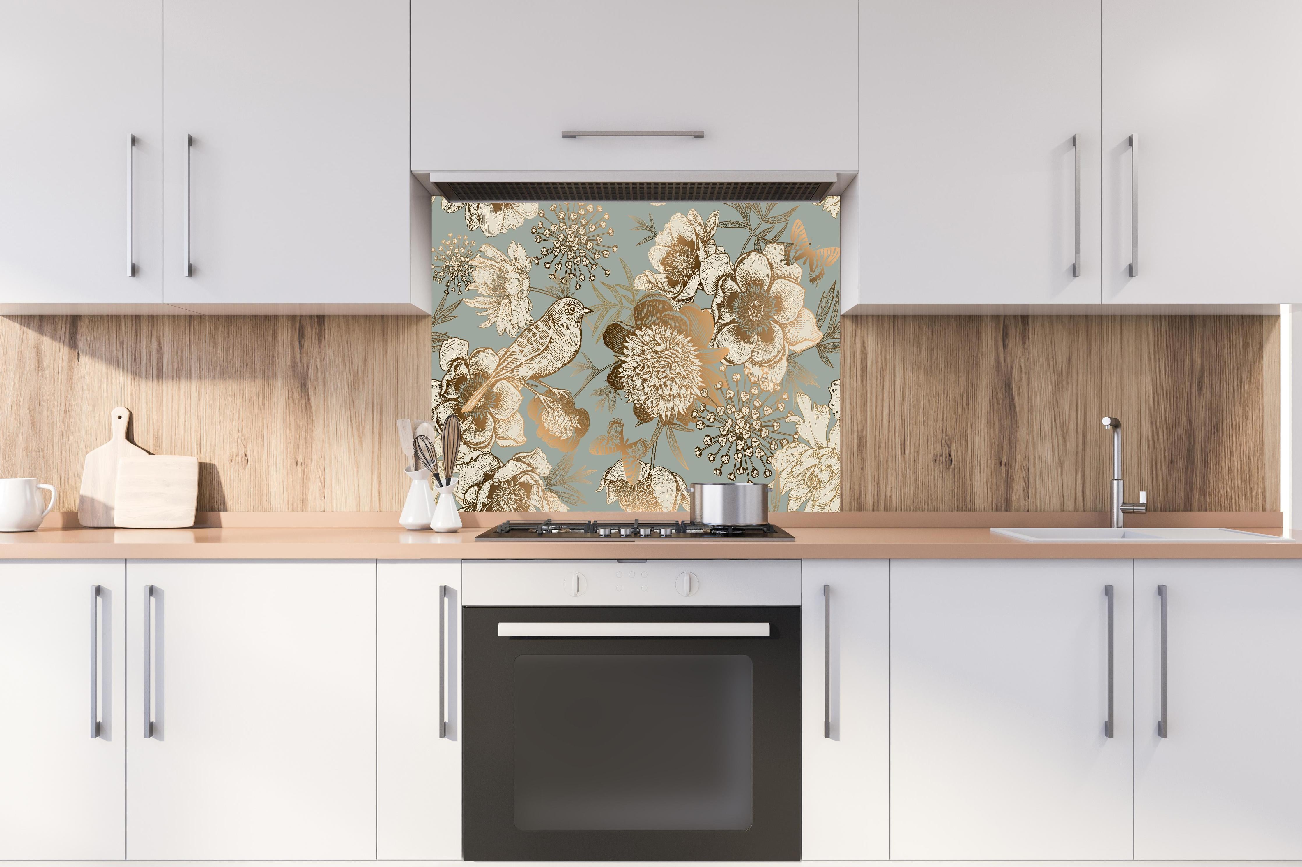 Spritzschutz - Vintage Peonien Vogelmotiv Beige Braun hinter einem Cerankochfeld zwischen Holz-Kochutensilien
