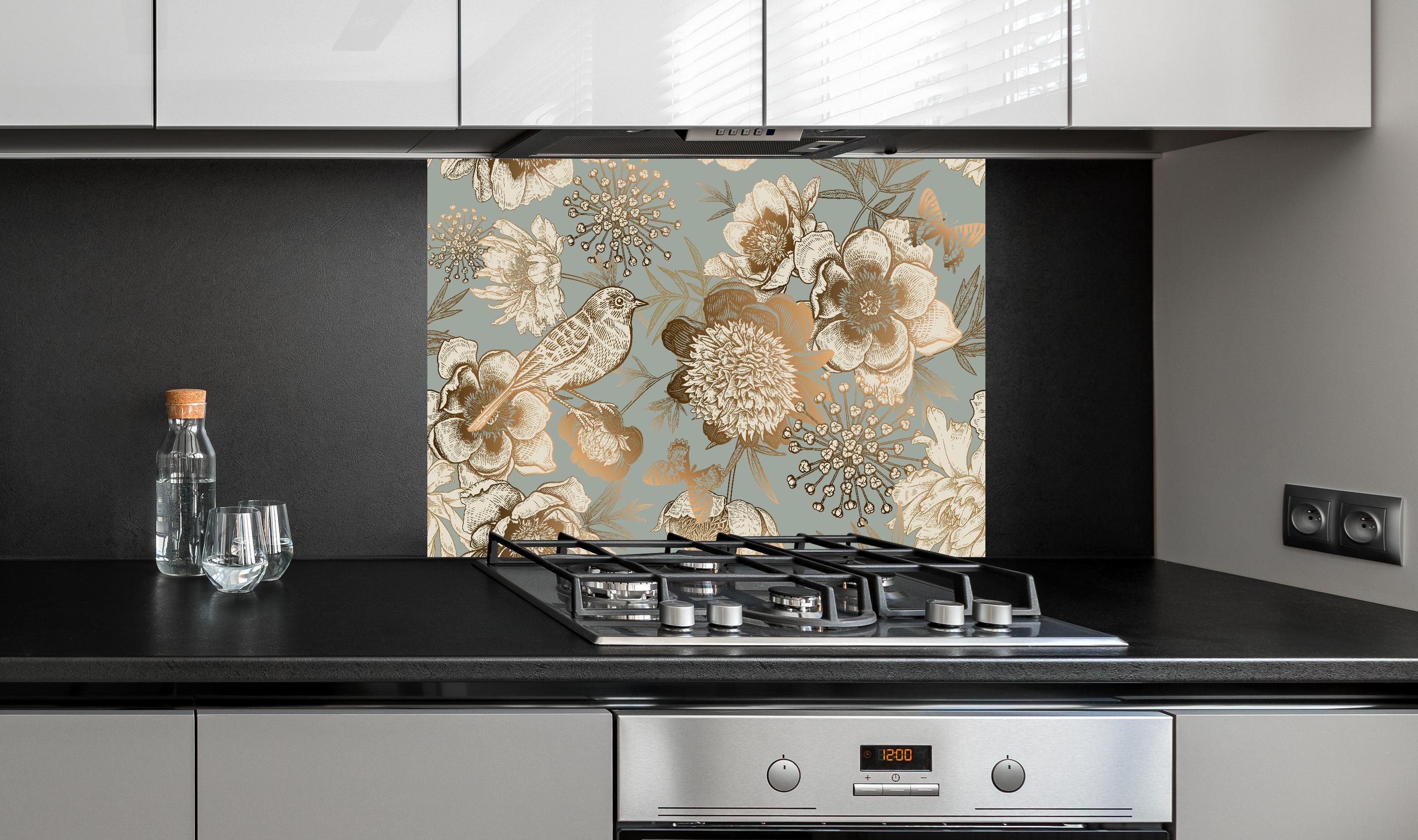 Spritzschutz - Vintage Peonien Vogelmotiv Beige Braun hinter einem Cerankochfeld zwischen Holz-Kochutensilien

